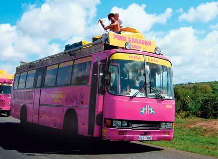 En resa med Rosa bussarna genom Afrika är kanske inte det bekvämaste och bästa färdsättet. Men många som har varit med vittnar om att det förmodligen är det roligaste.