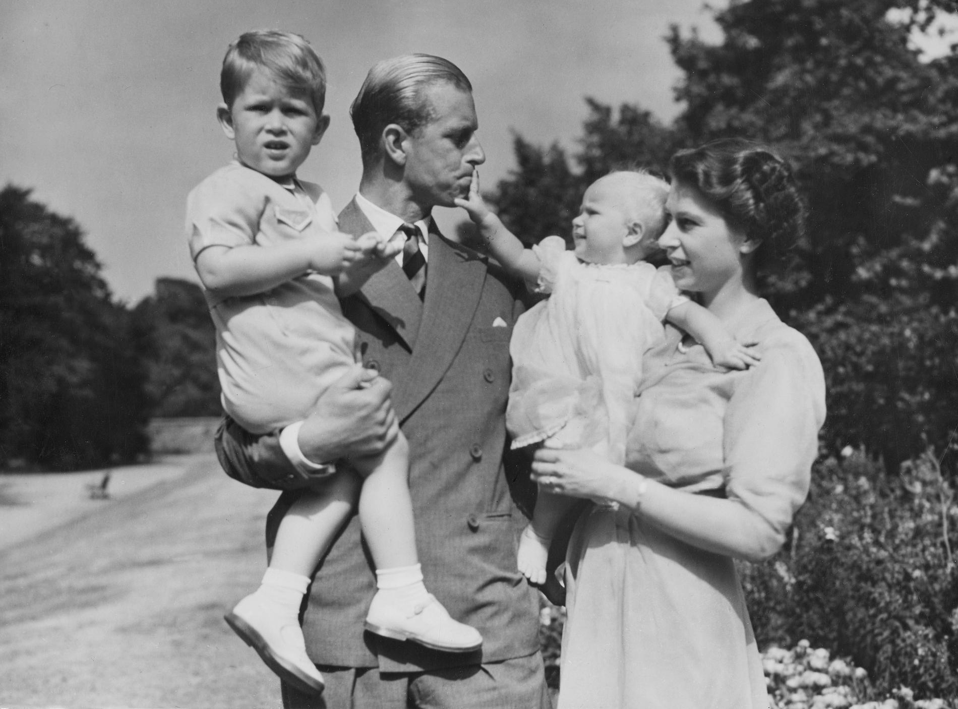Elizabeth, prins Philip och barnen Charles och Anne, 1951. 