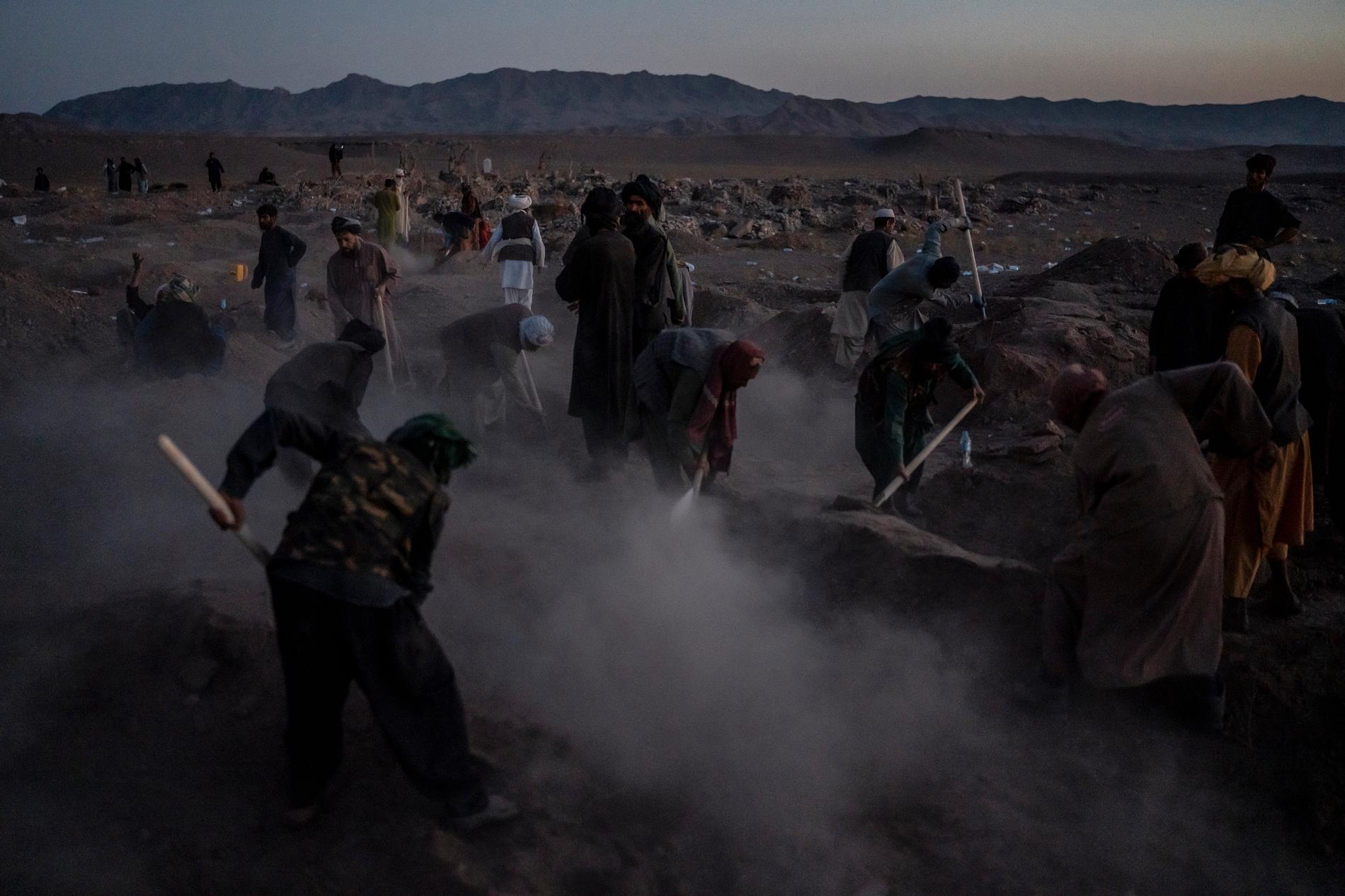 Hundratals begravs utanför en by i Zenda Jan-distriktet i provinsen Herat.