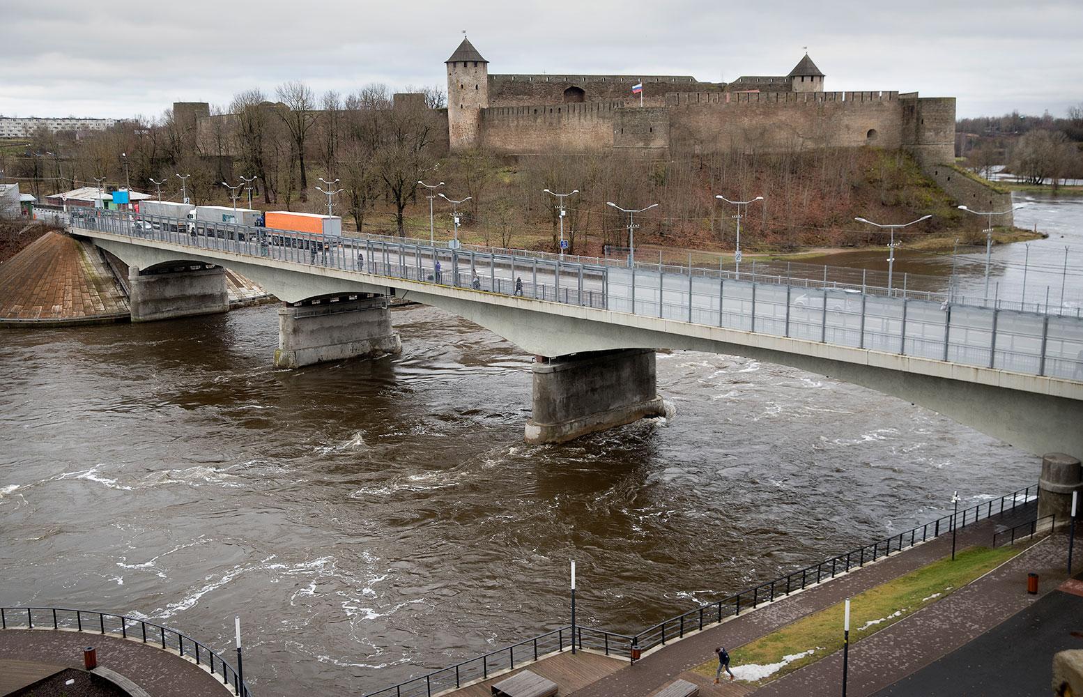 Floden Narva utgör gränsen mellan Estland och Ryssland.