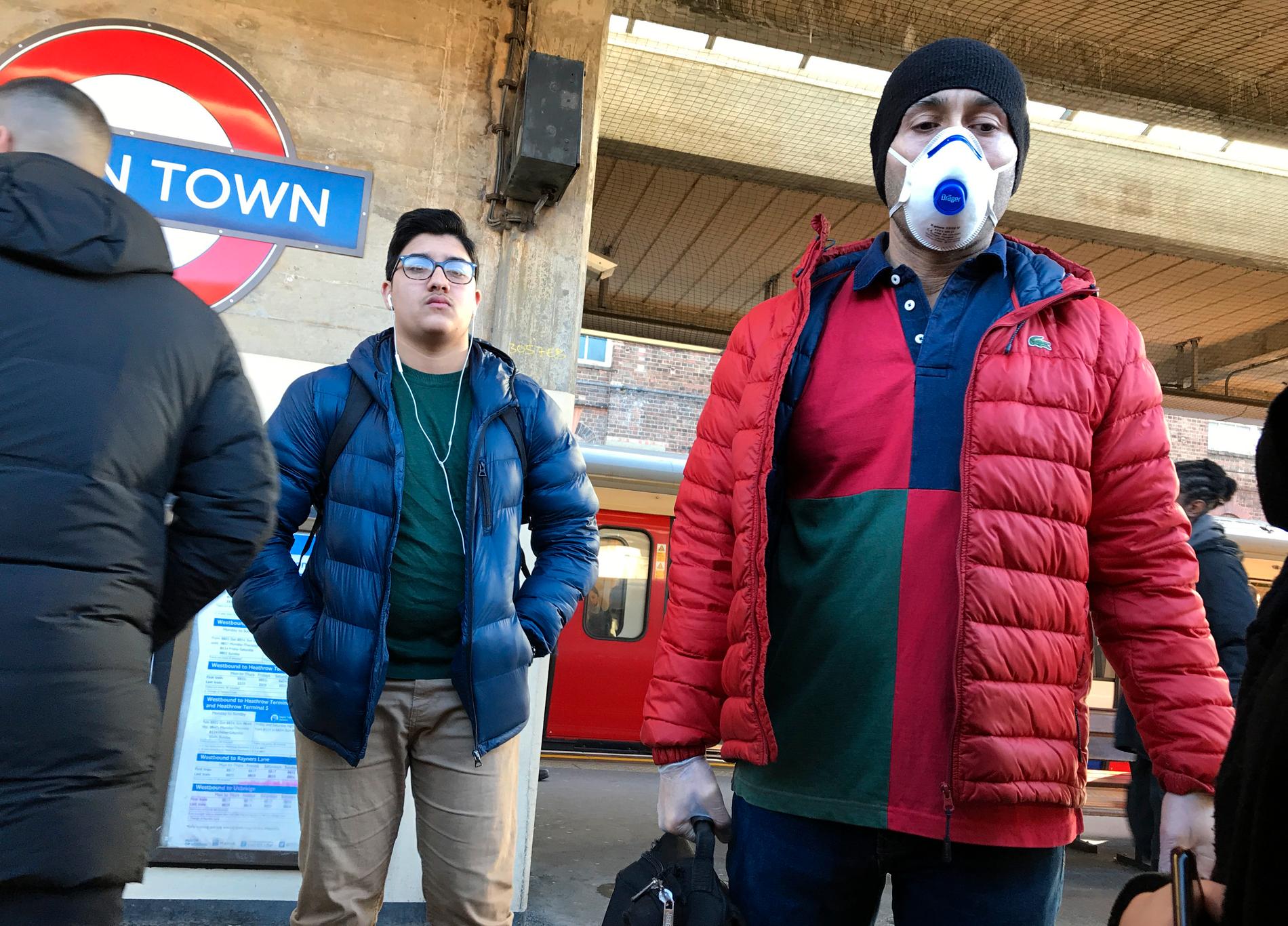 Resenärer med munskydd i tunnelbanan i London i Storbritannien i måndags.