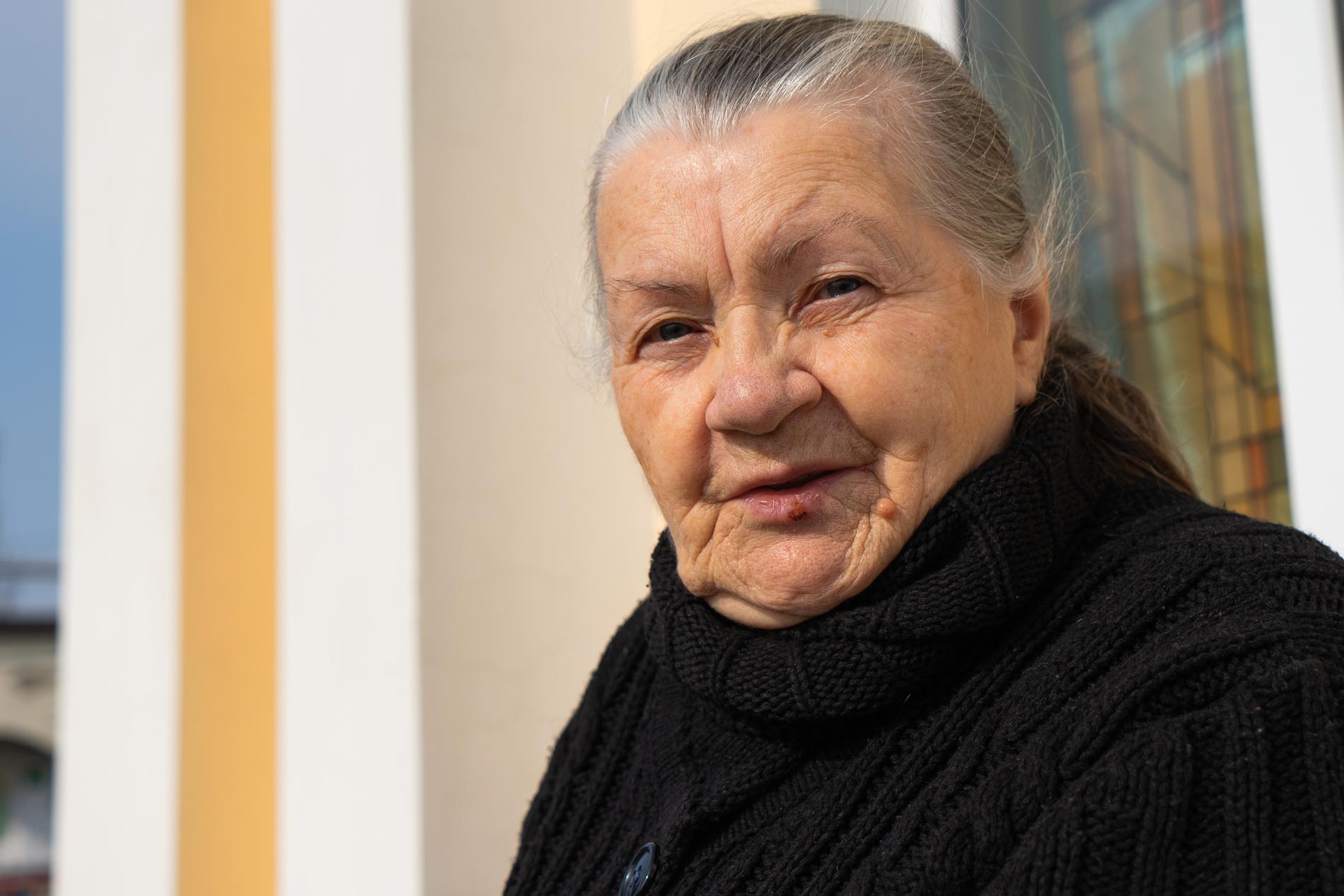 Alla är 84 år och bor i staden Mykolaiv i sydöstra Ukraina. Hon har ingen möjlighet att fly kriget. 