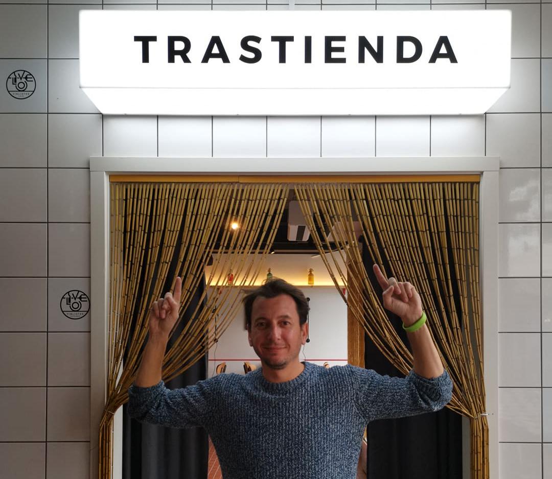 Jan Badosa, Viblioteks grundare, poserar framför ingången till restaurangens nyutbyggda del ”Trastienda”.
