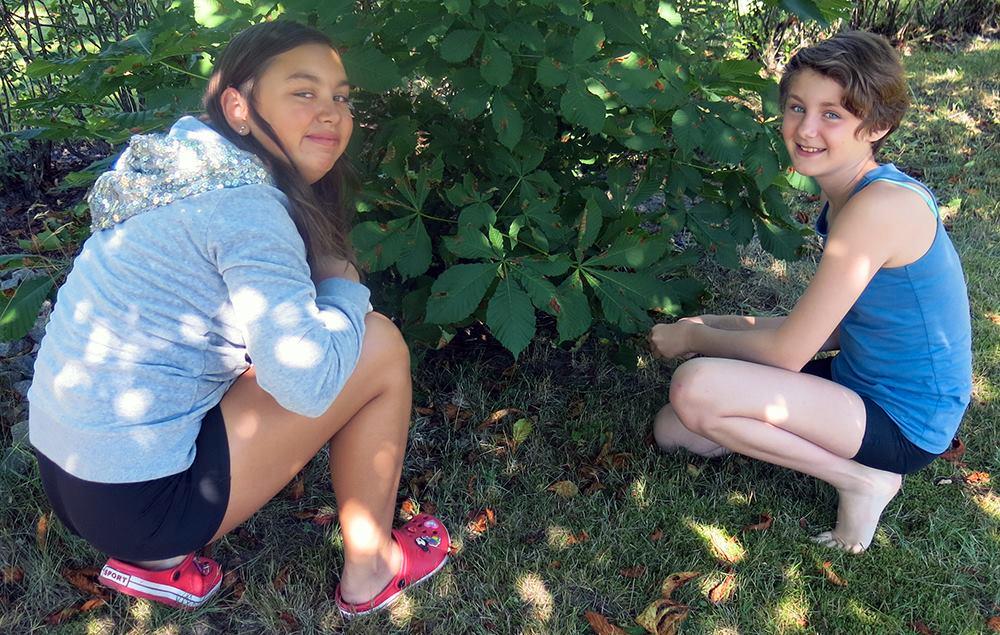 Ida Bjuréus och Cassandra Olsson hittade stöldgods i en hallonbuske.