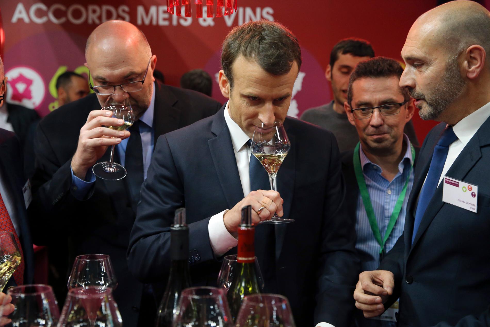 Frankrikes president Emmanuel Macron provar vin vid en jordbruksmässa i Paris 2018. Arkivbild.