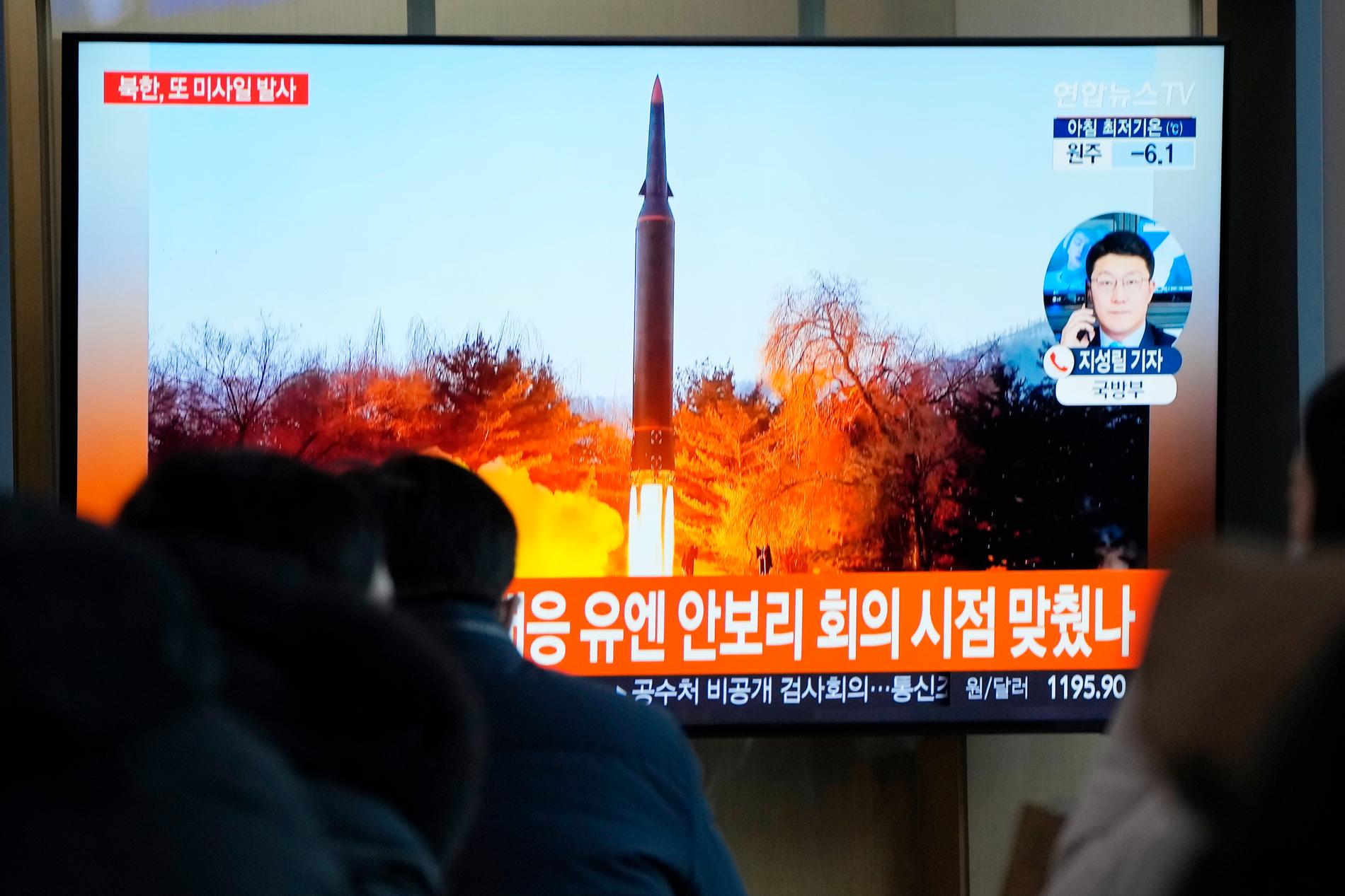 Invånare i Sydkorea tittar på en nyhetssändning där Nordkoreas robottest visas. Arkivbild.