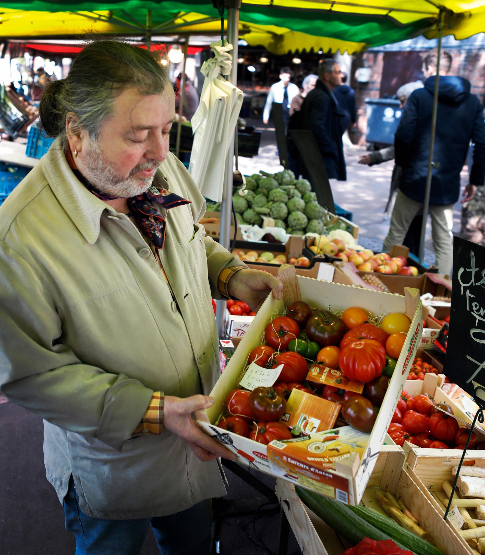 Marion Lacaille säljer grönsaker på marknaden i Rouen. 