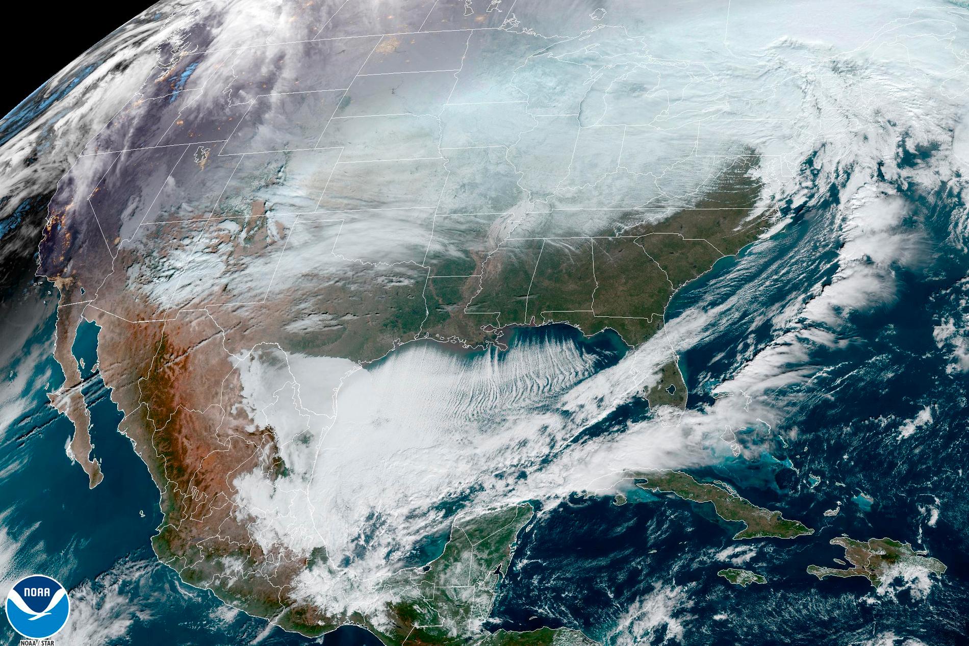 På satellitbilder syns hur jättestormen drar fram över landet med extremkyla och våldsamma snöstormar. Enligt meteorologerna är den historiskt stor – cirka 60 % av USA:s befolkning påverkas.