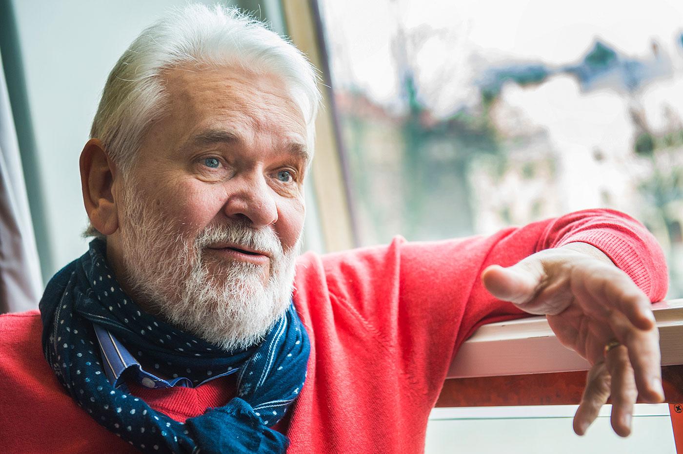 67-årige Hasse ”Kvinnaböske” Andersson gör debut i Melodifestivalen i dag.