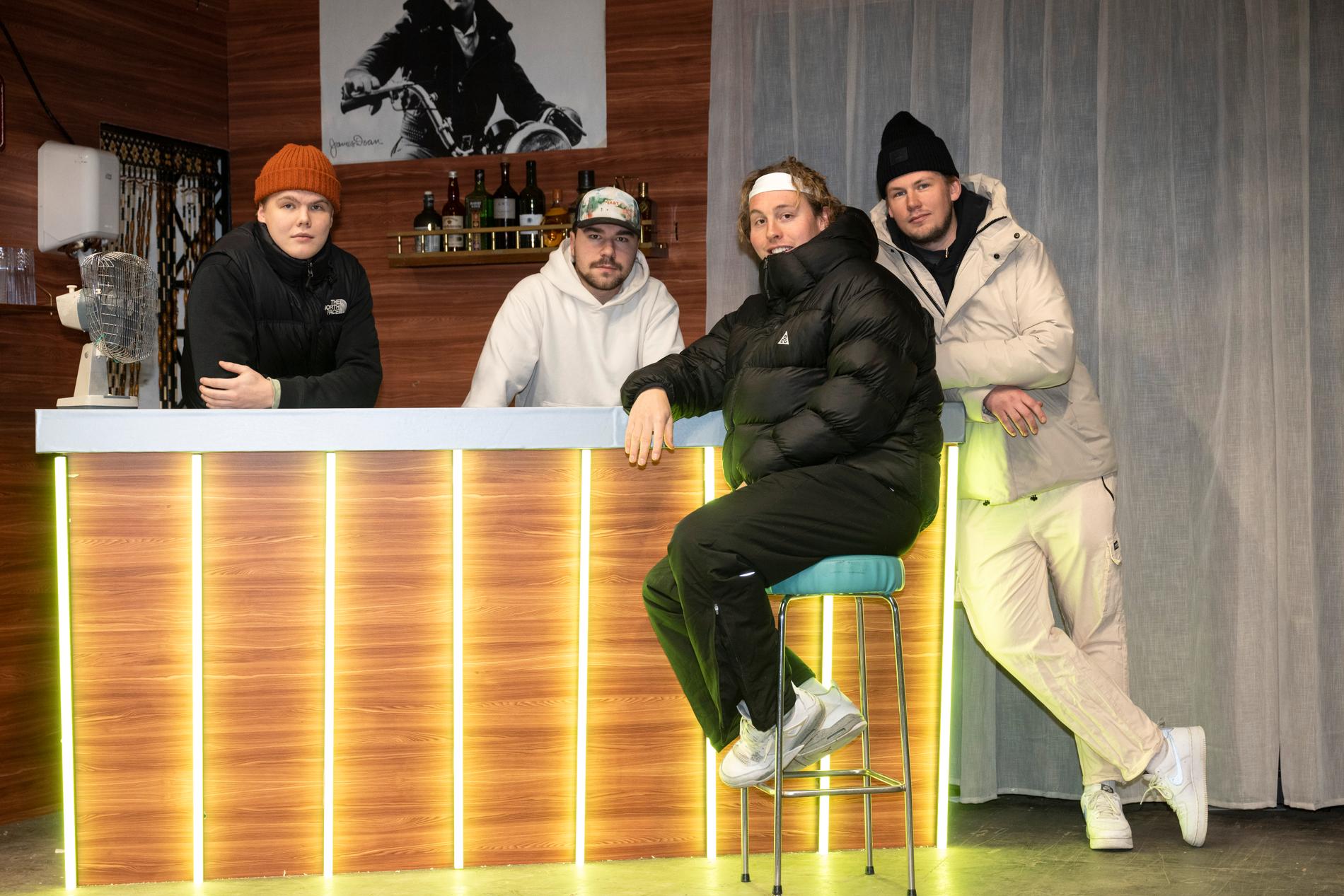 Bolaget uppträder under lördagens "Musikhjälpen" i Växjö. Från vänster: Adam Bergestål, Gustav Jörgensen, Oliver Norquist och William Ahlborg.