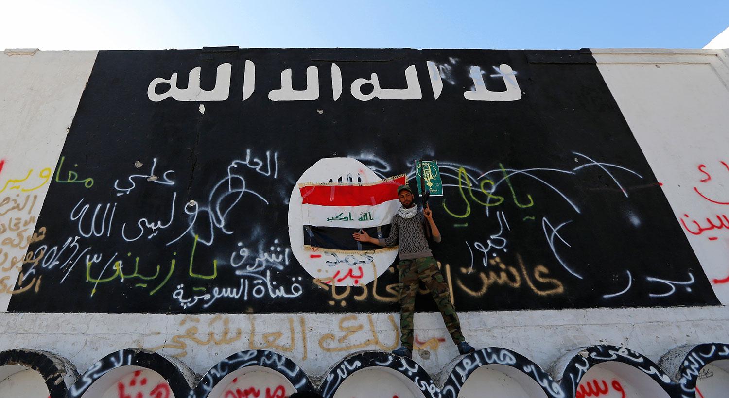 Islamiska statens flagga målad på en vägg i staden al-Alam i Irak.