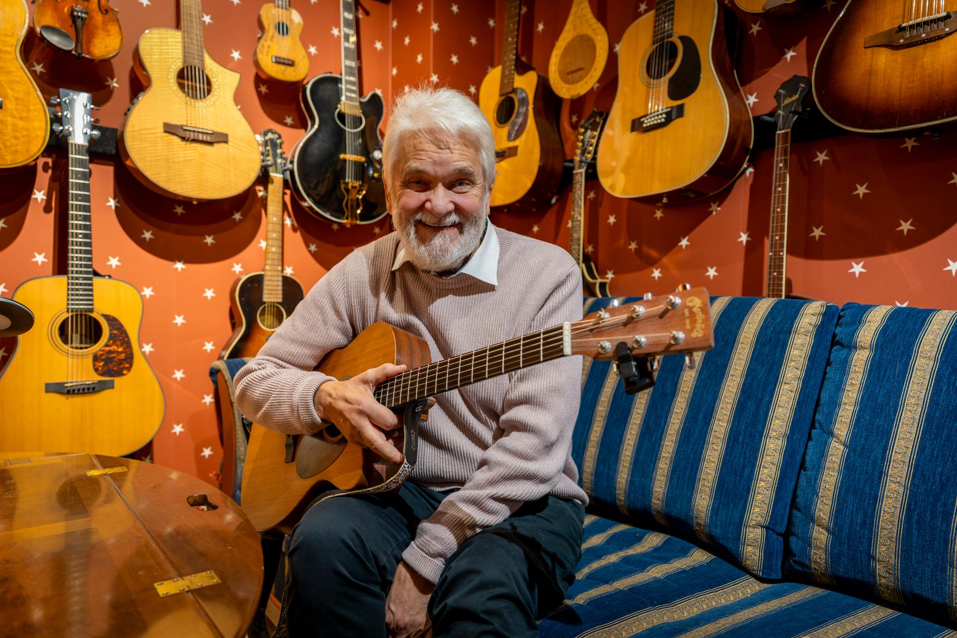 Hasse ”Kvinnaböske” Andersson i sitt hemliga gitarr-rum, försett med gallergrind. Här finns gitarrerna han samlat på sig under karriären.