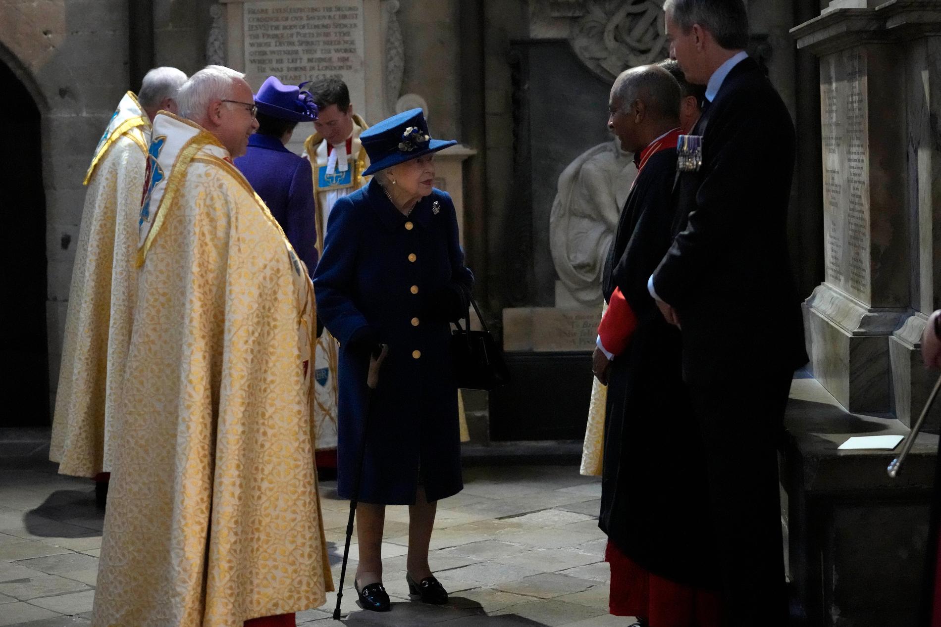 Den brittiska drottningen Elizabeth, 95, på besök i Westminster Abbey på tisdagen. Det undgick ingen att hon för första gången i ett publikt sammanhang hade stöd av en käpp.