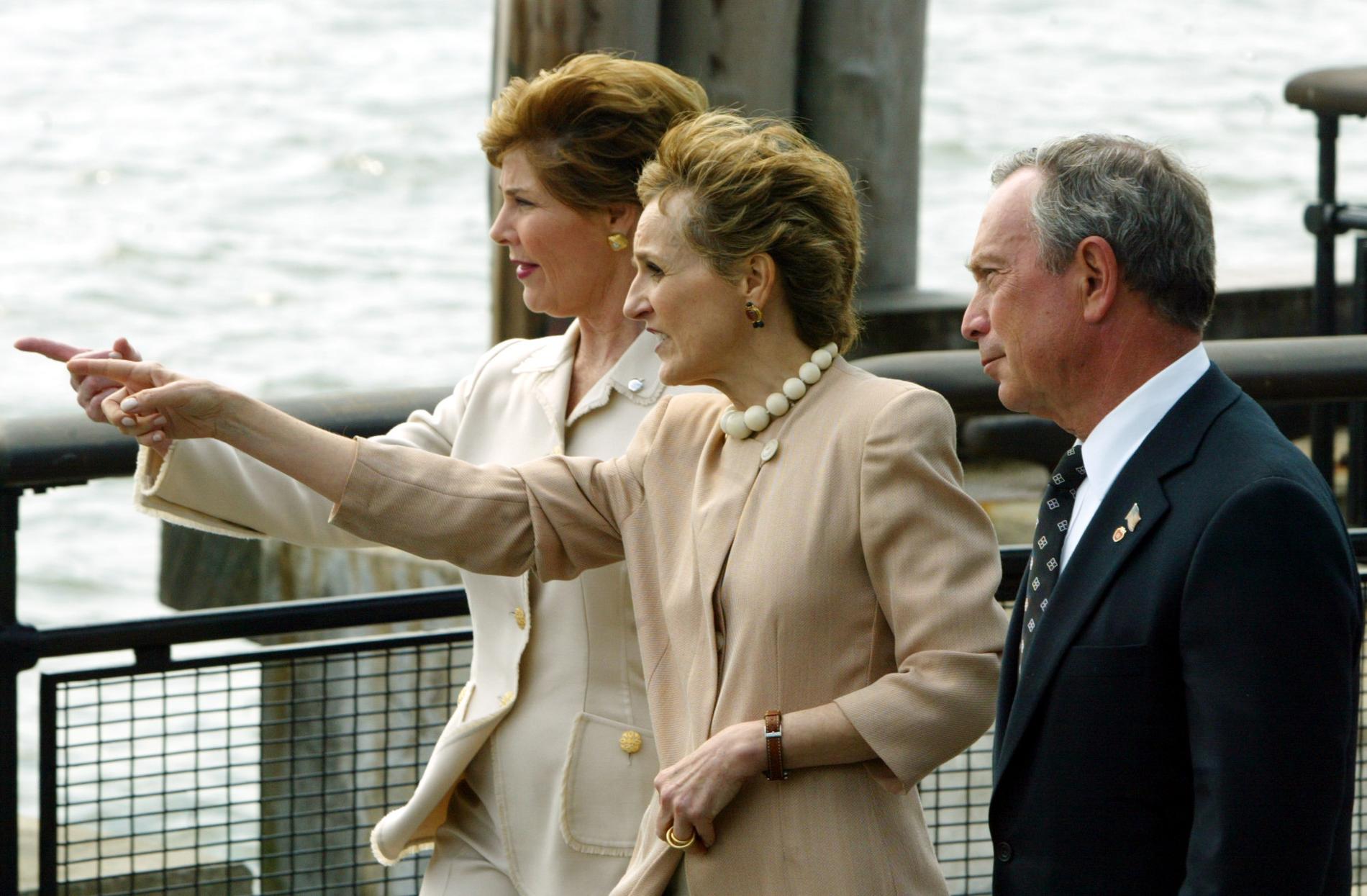 Mike Bloomberg (till höger) under sin tid som New Yorks borgmästare 2004. På bilden är han tillsammans med USA:s dåvarande första dam Laura Bush och Warrie Price, ledare för organisationen Battery Conservancy, för ett samtal om en minnesträdgård för att hedra offren för terrordåden den 11 september 2001.