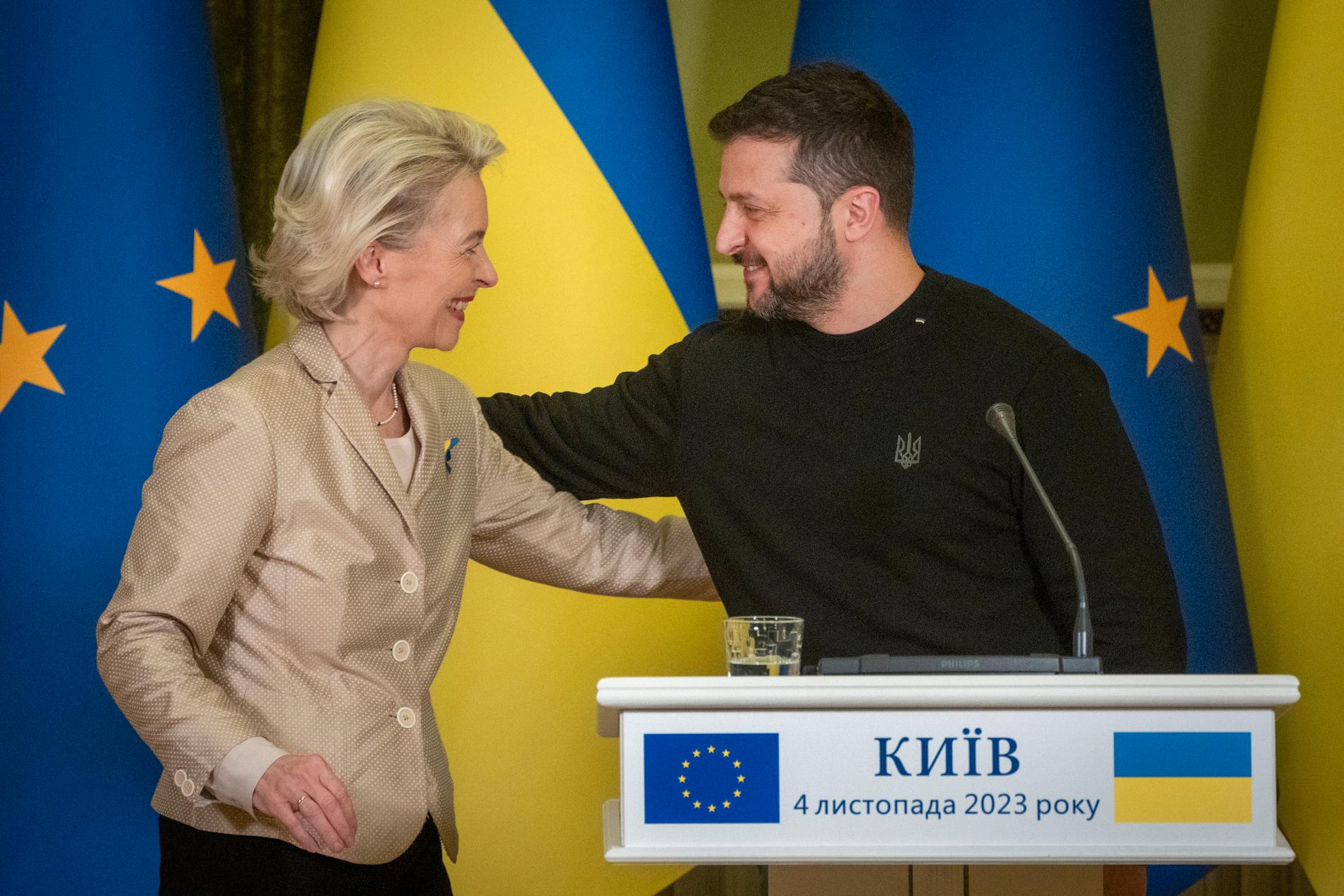 Europeiska kommissionens ordförande Ursula von der Leyen och Ukrainas president Volodymyr Zelenskyj. 