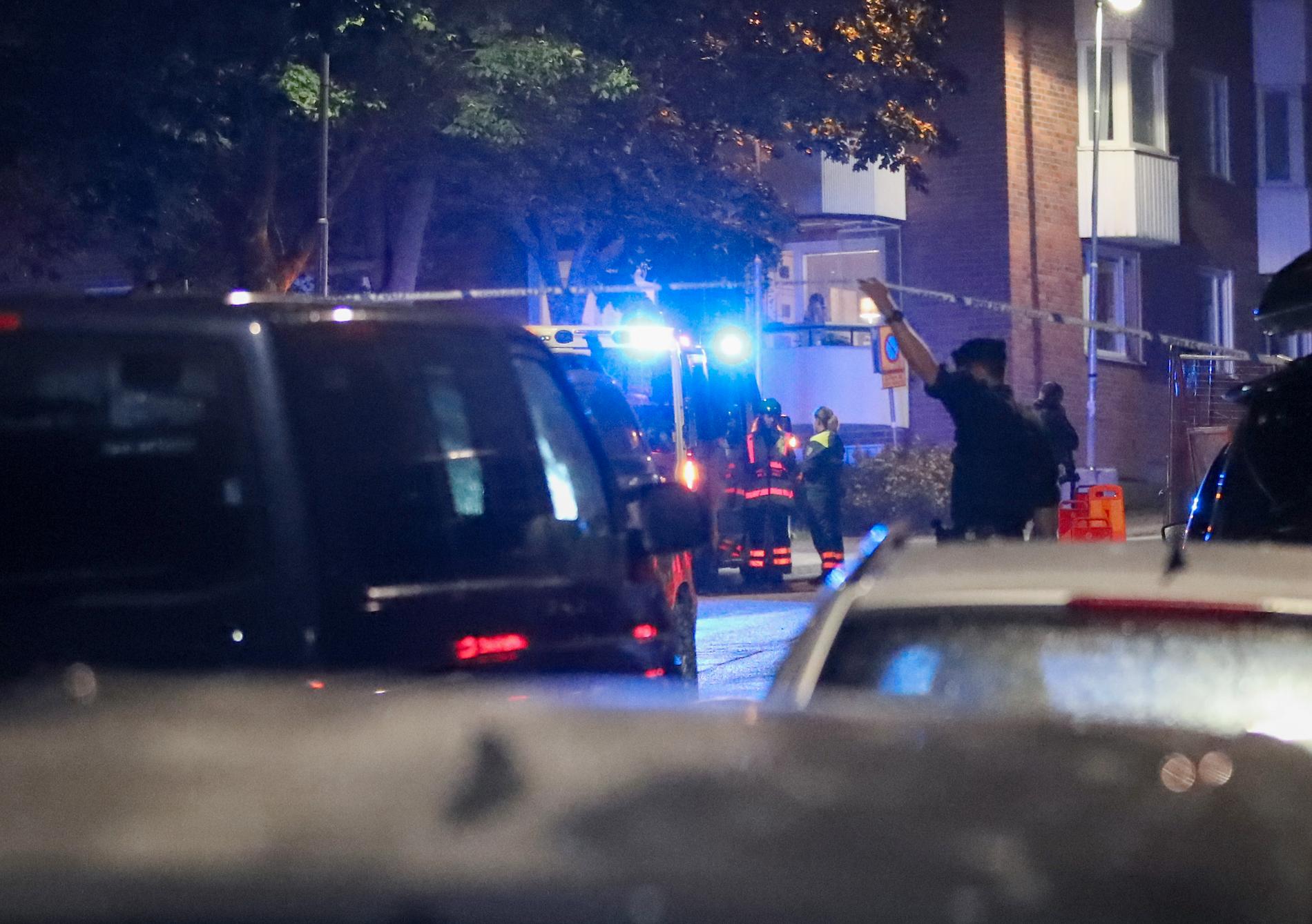 Polis på platsen där det larmades om skottlossning i Nacka, öster om Stockholm, på söndagskvällen. Arkivbild.