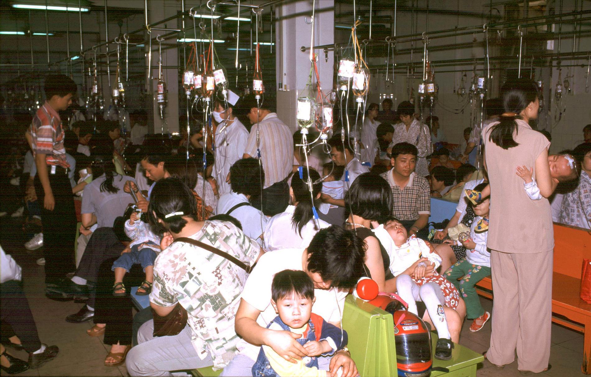 Barn i bland annat staden Liaoning har blivit sjuka med lunginflammation.