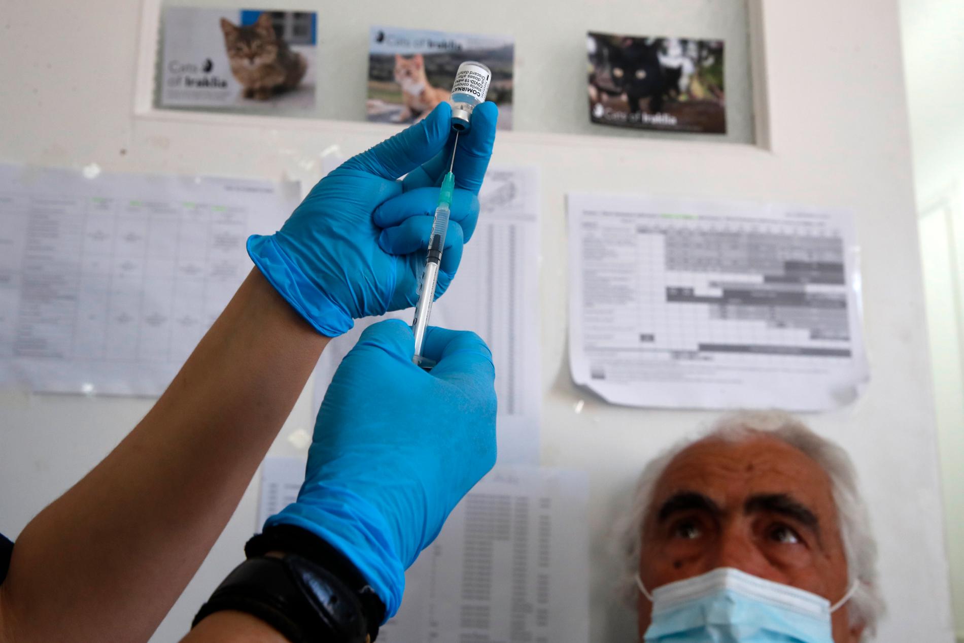 Nikos Gavalas på grekiska ön Iraklia vaccineras mot covid-19. Inför sommaren inleddes ett intensivt vaccinationsprogram för de grekiska öarna, för att få alla lokalbor vaccinerade inför den, för öarna så viktiga, turistsäsongen.