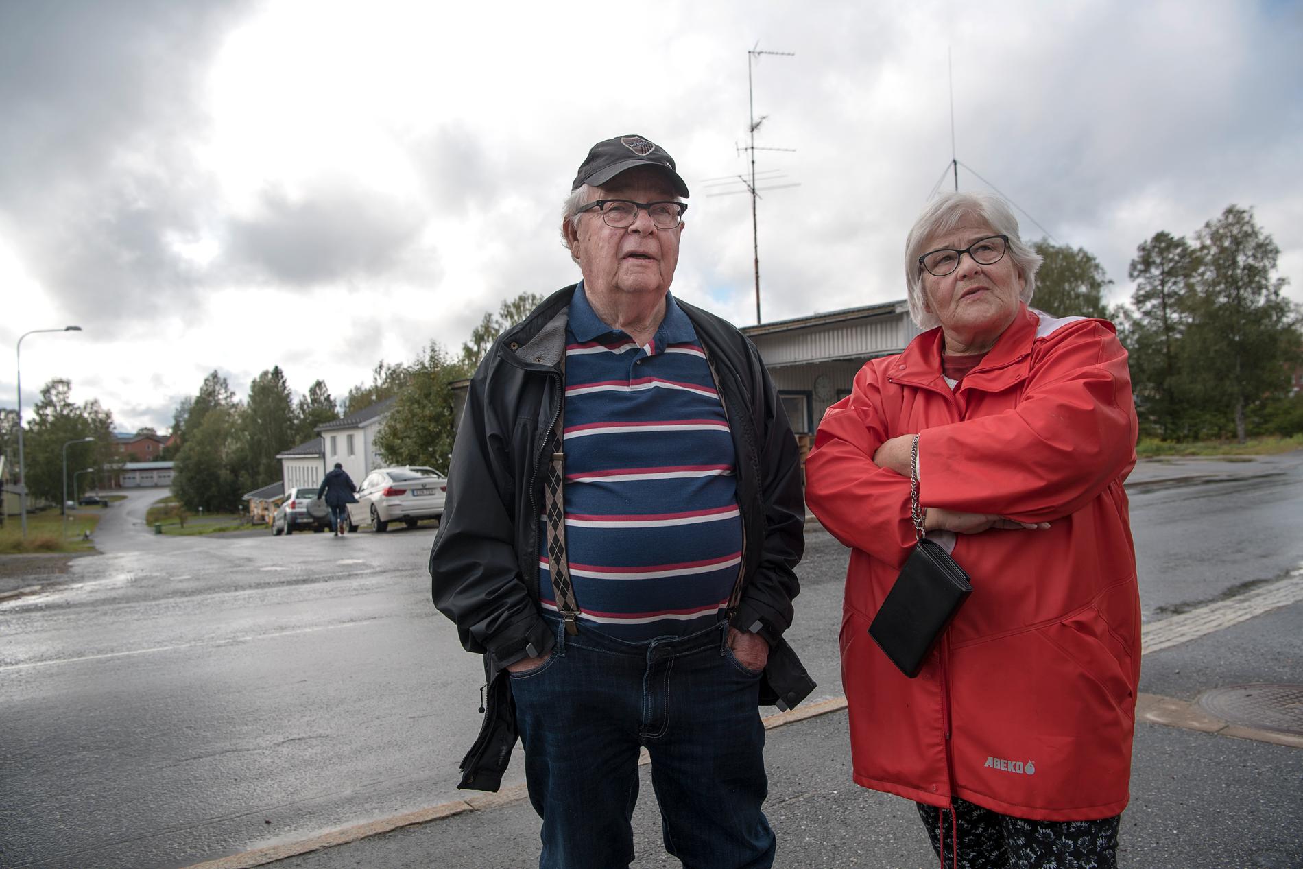 Bernt och Birgitta Lindberg, 81 och 75, flyttade till sitt fritidshus i Bjurholm för tio år sedan men funderar nu på att flytta söderut igen. ”Det är lugnt och fridfullt här, med fiske och svampskogar. Men jag hade gärna velat att de satsade på seniorboenden” säger Bernt. 