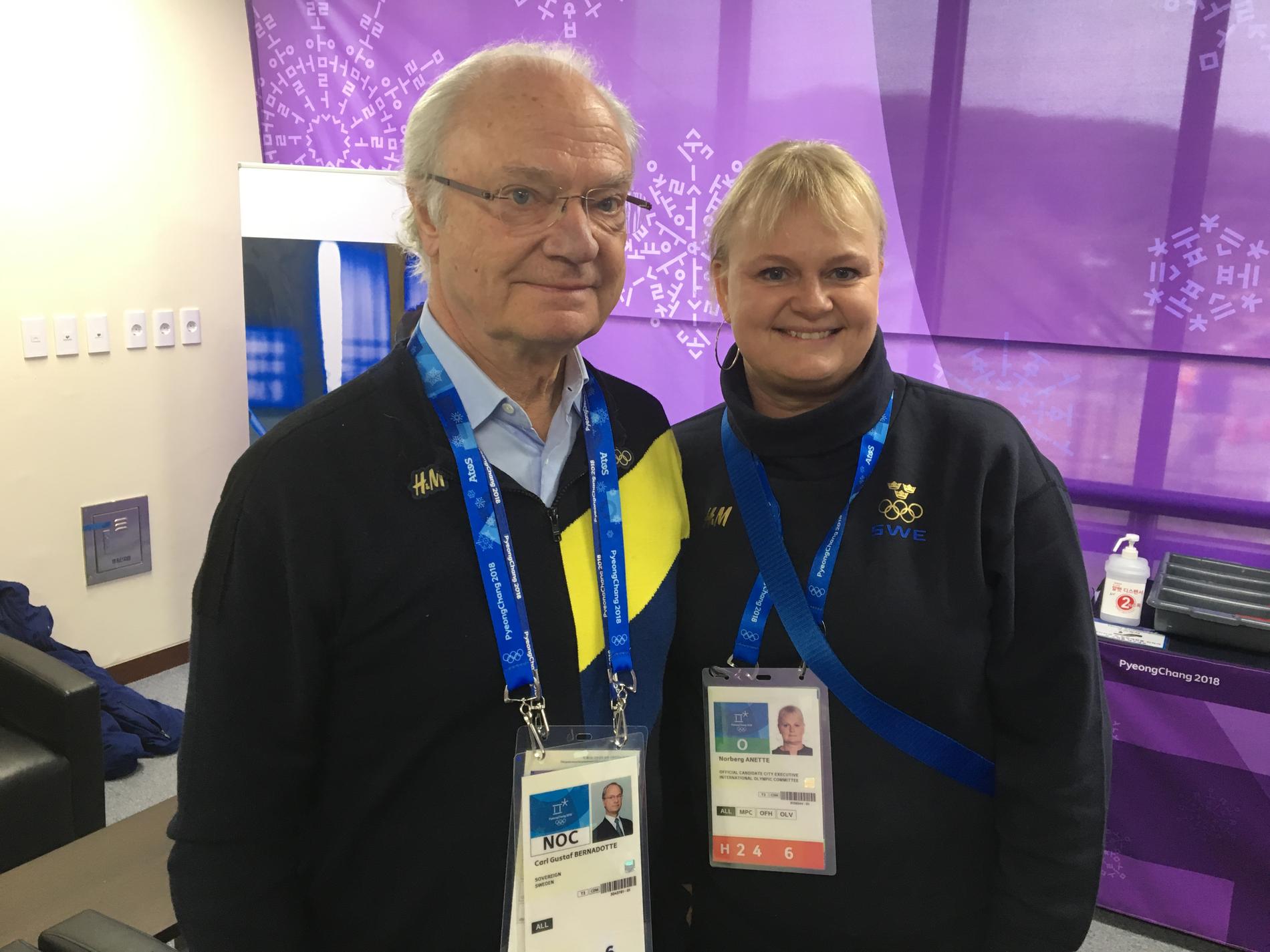 Kung Carl XVI Gustaf och curlingdrottningen Anette Norberg.