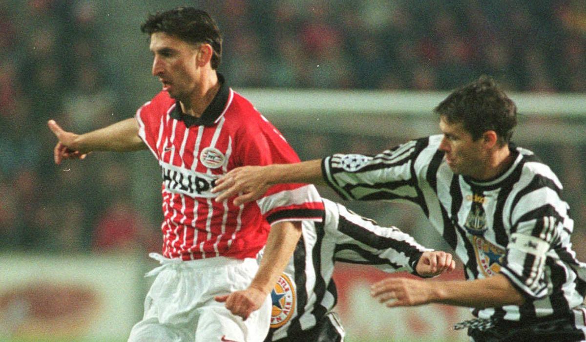 Luc Nilis och Newcastles John Beresford i Champions League 1997.
