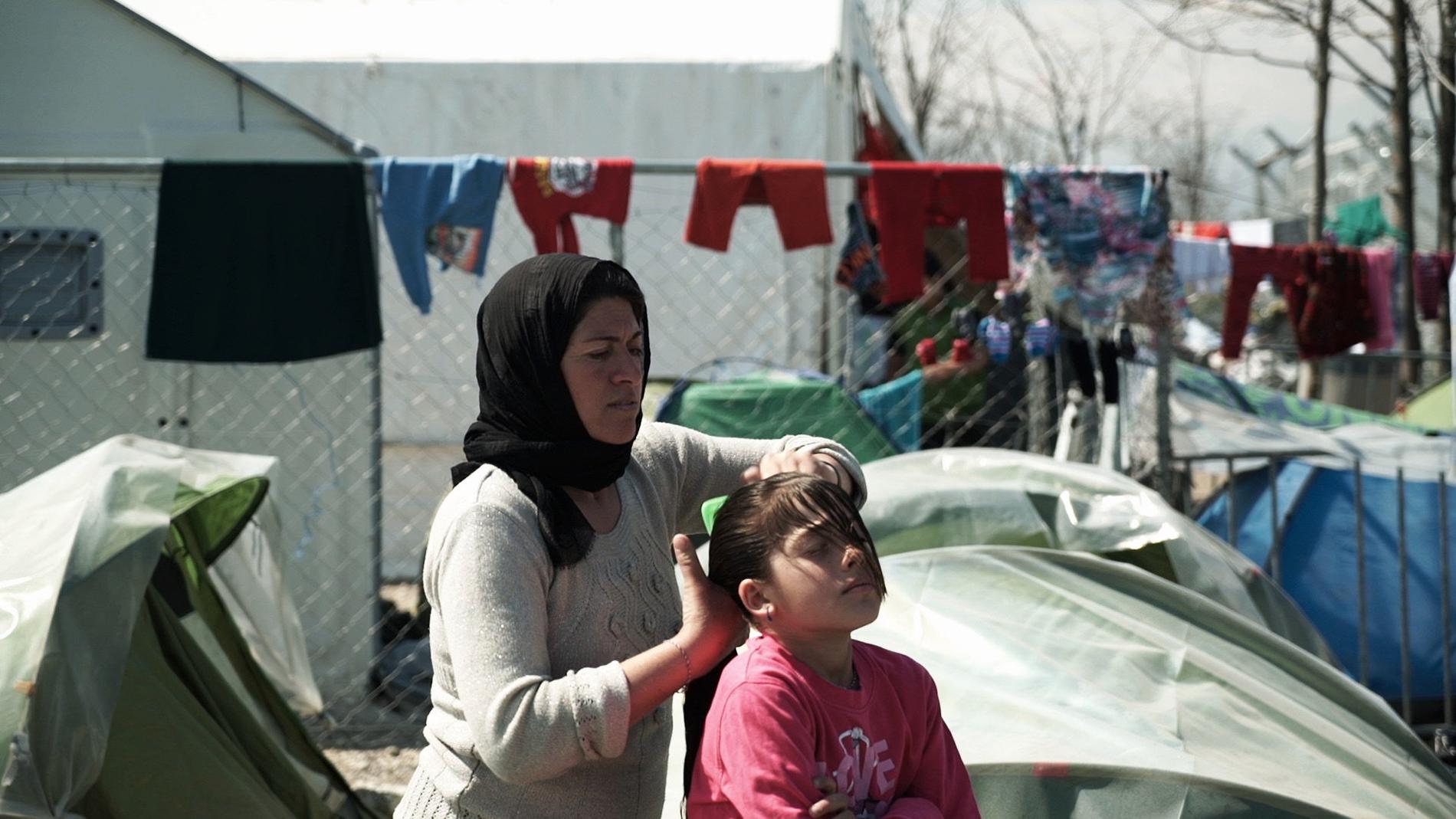 Nadia gör sitt bästa för att hålla sina barn rena i lägret Idomeni, där familjen hamnat sedan de tvingats fly från Irak. Pressbild.