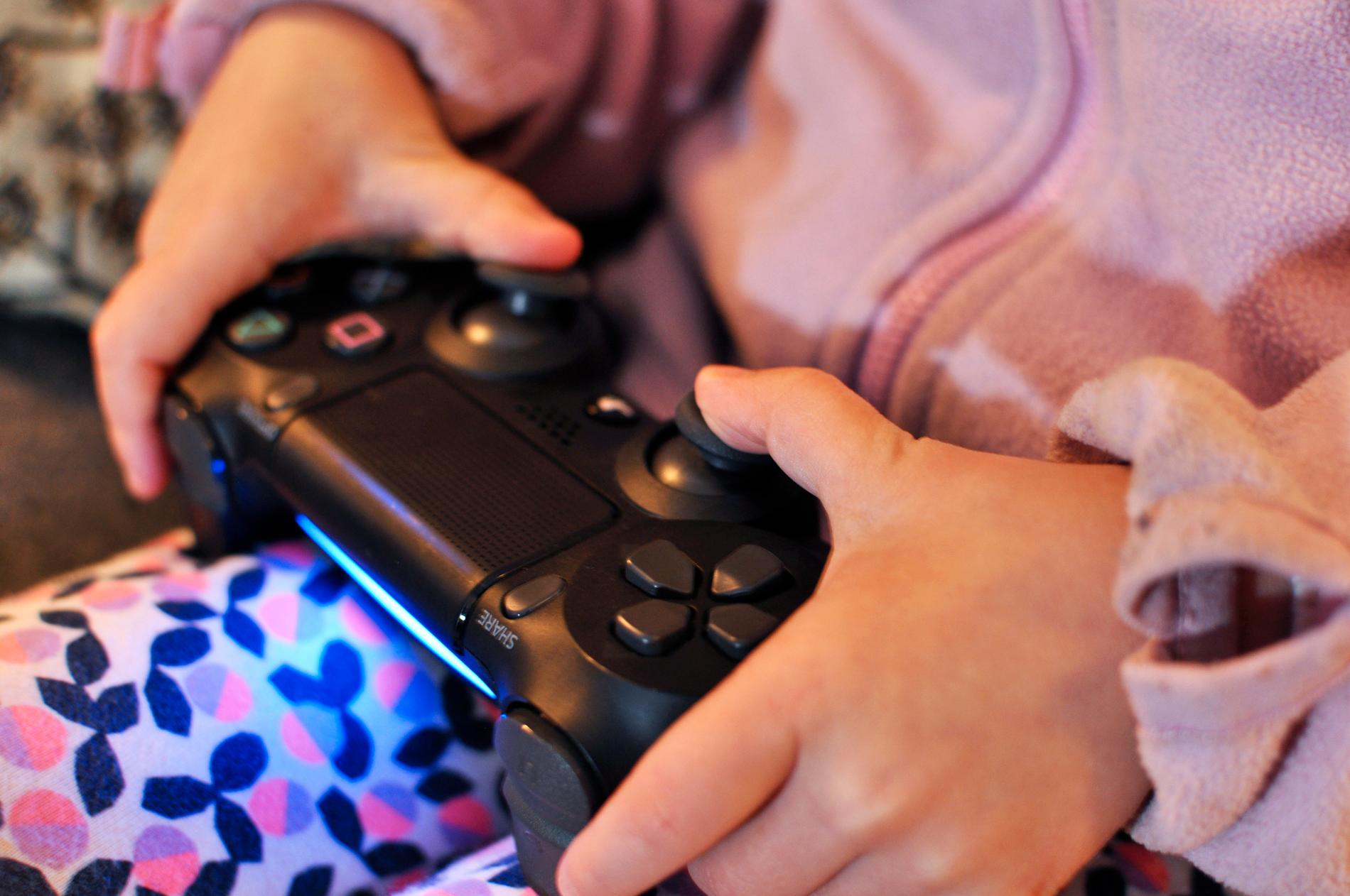 Kinesiska barn får inte spela onlinespel mer än tre timmar i veckan framöver.