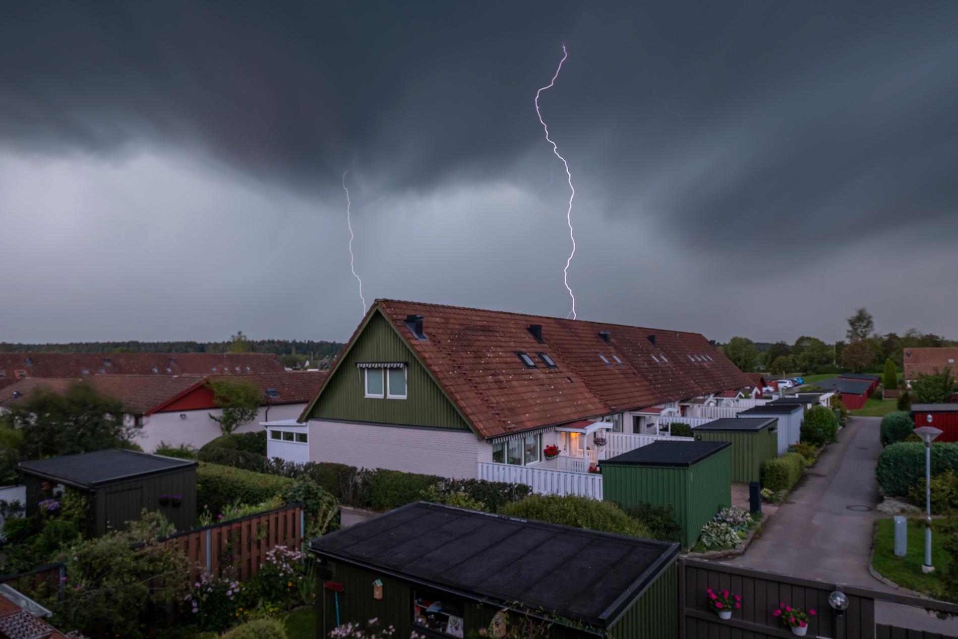 ”Tog denna bild av två blixtar som slår ner över Linköping under eftermiddagen i dag när åskan passerade”, skriver läsaren Mikael Järnåsen som skickat in bilden.