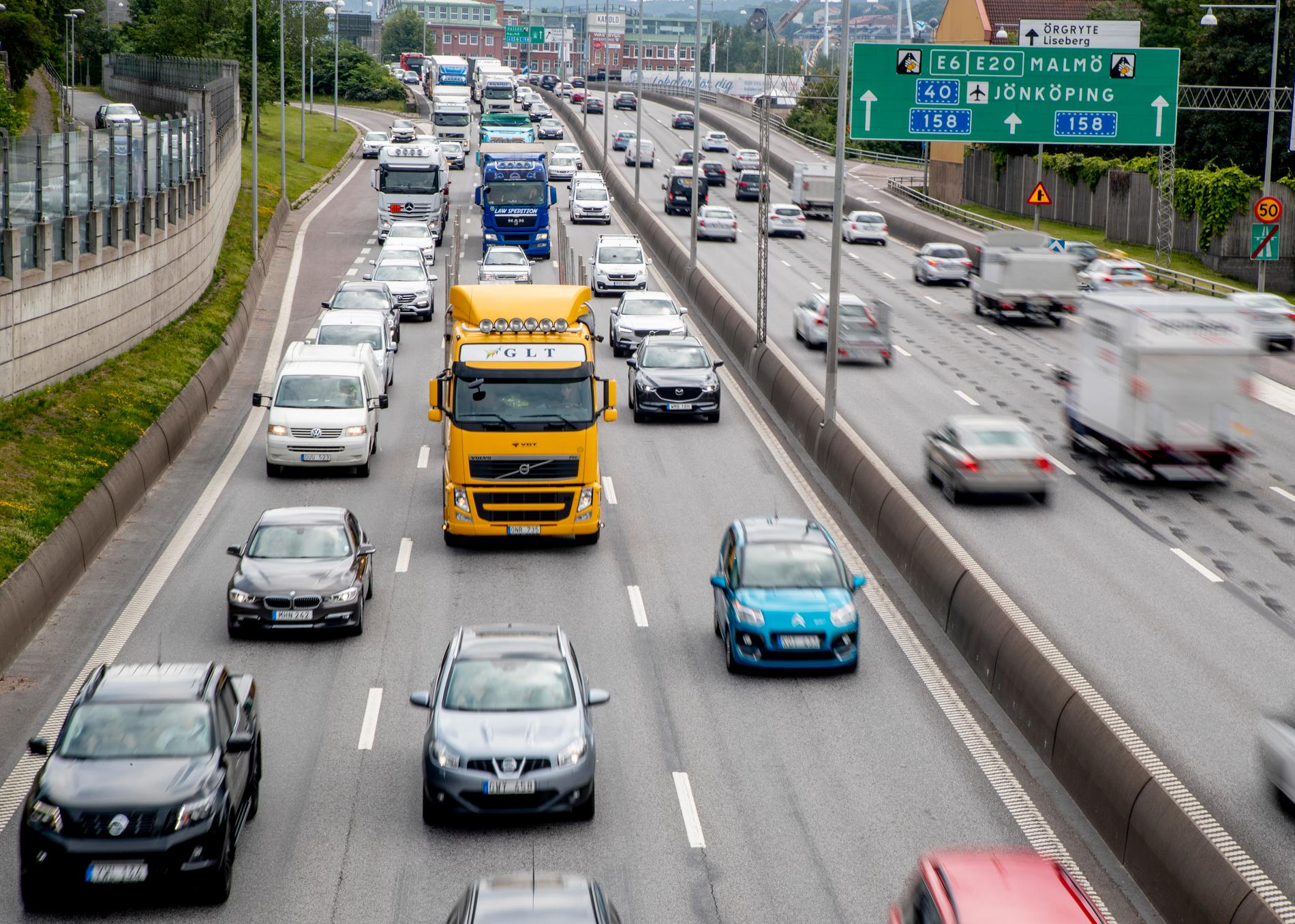 Utsläppen av koldioxid från nya bilar i EU har ökat för andra året i rad.