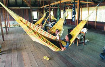 Boendeförhållandena är enkla i djungellodgen på Adventure Camp Mamori. Här sover besökarna i hängmattor upphängda i en stor sovsal.