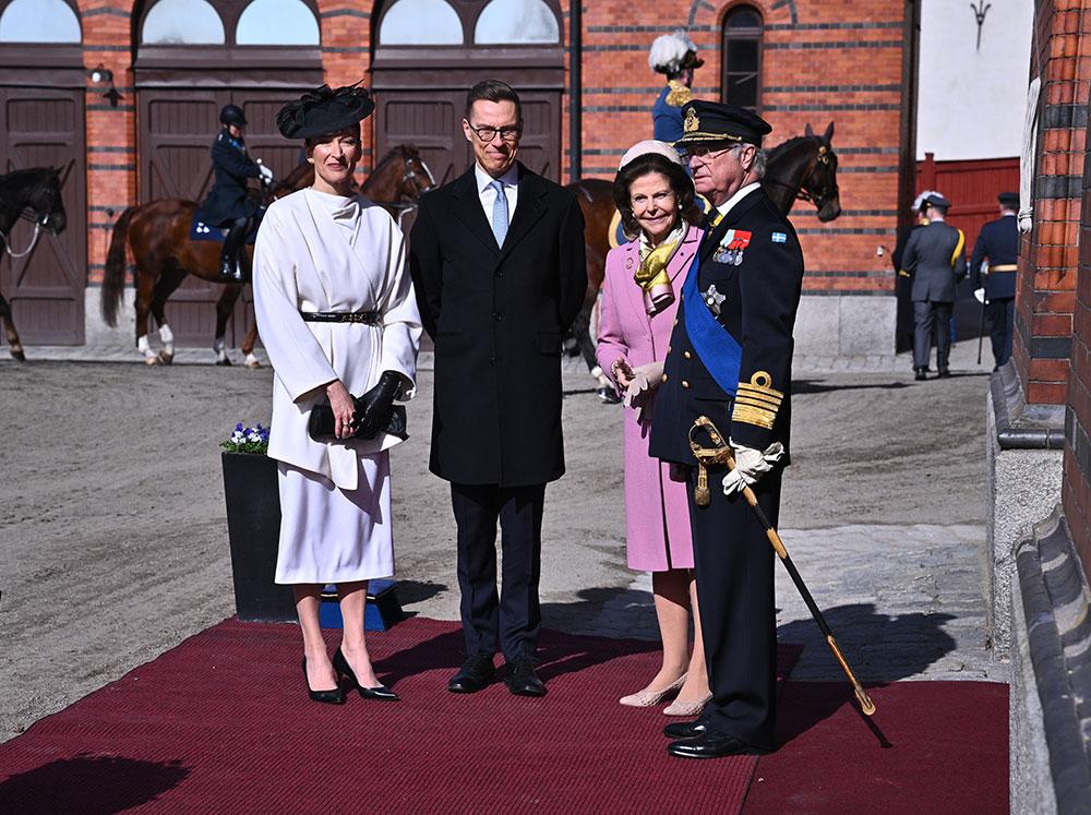 Kungaparet tog emot presidentparet vid Kungliga hovstallet i Stockholm. Sedan åkte de med häst och vagn i kortege till Stockholm slott. 