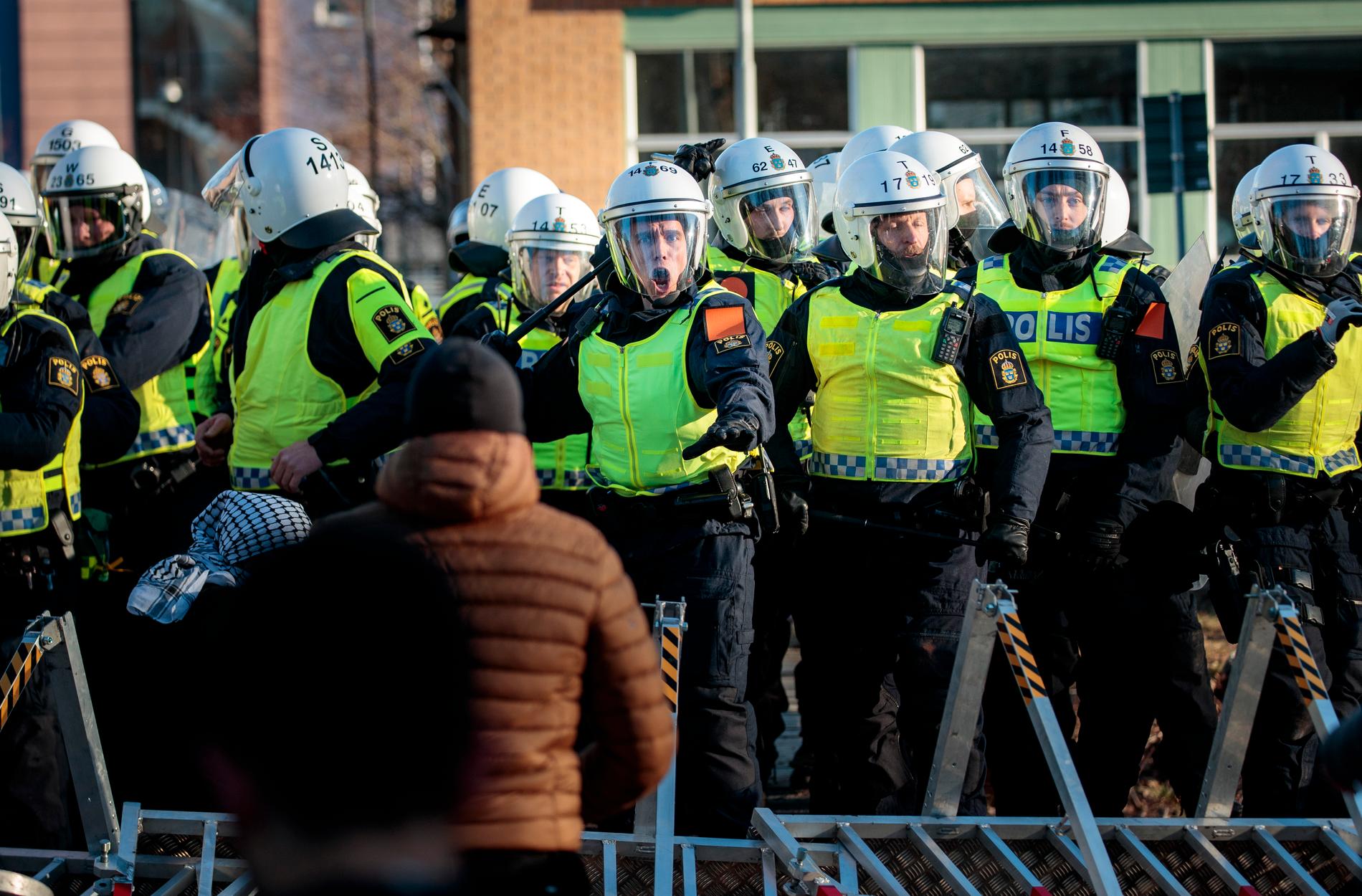Poliser i Örebro under fredagen.