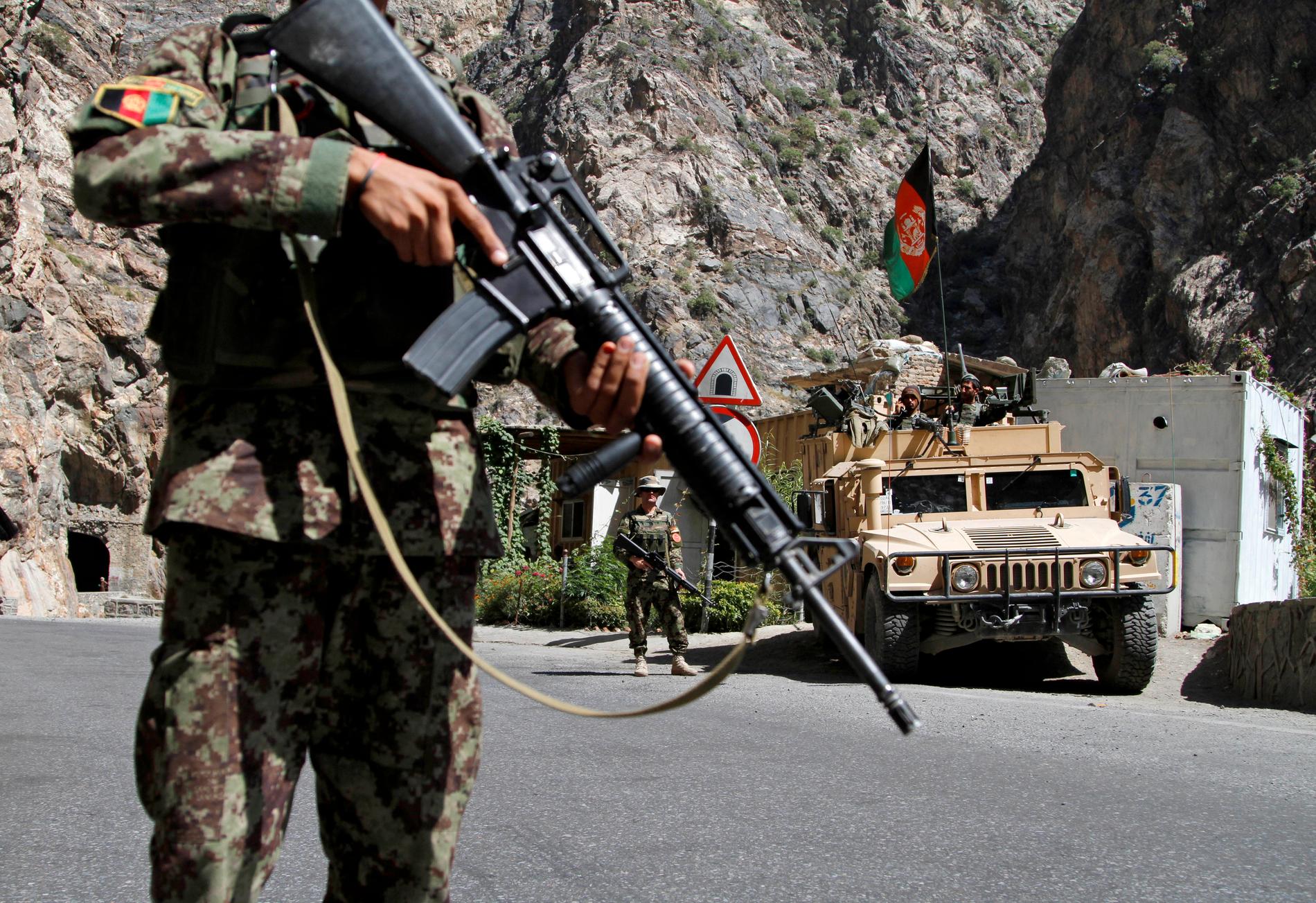 Afghansk säkerhetskontroll mellan Kabul och Ghazni. Arkivbild.