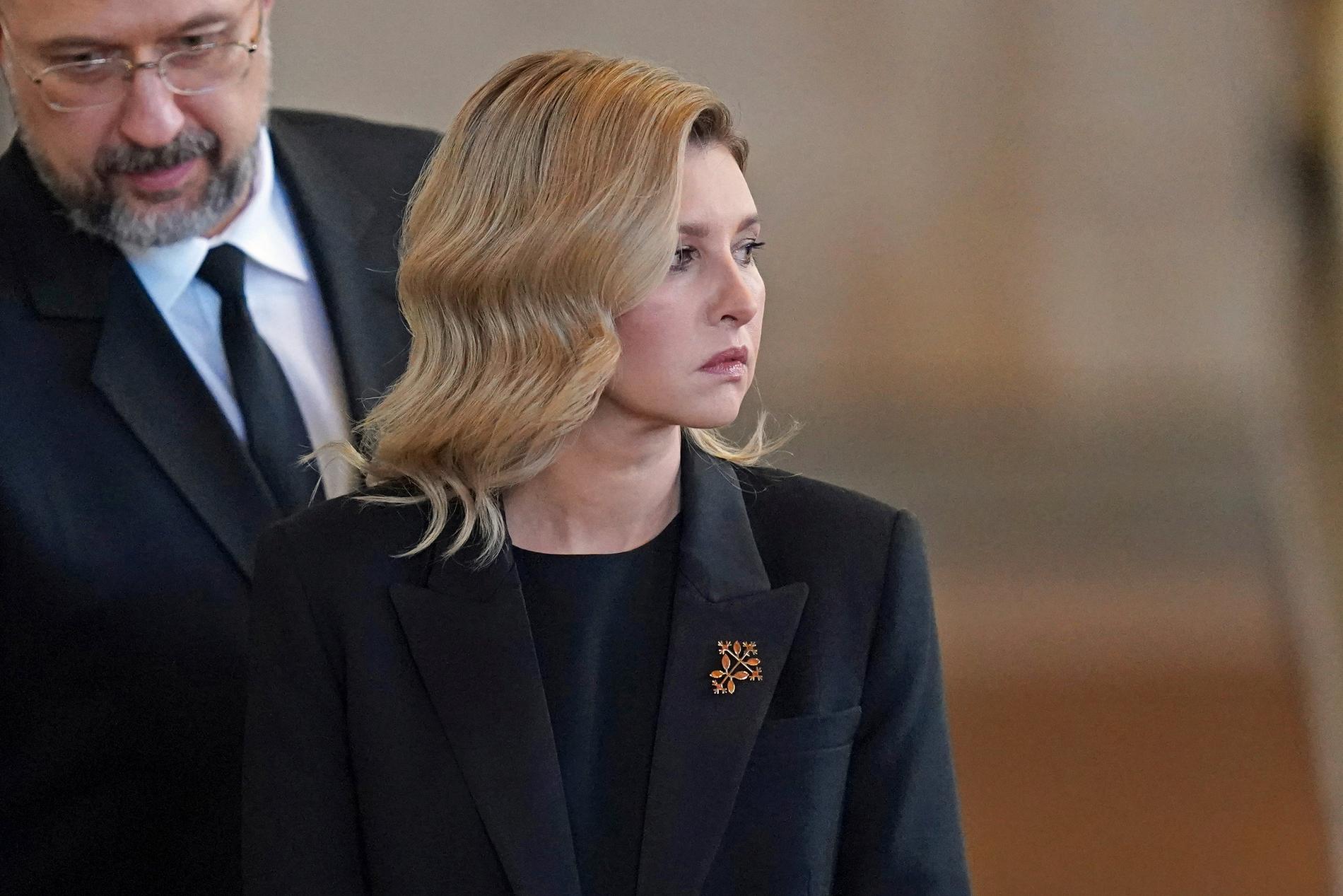 Även Olena Zelenska, hustru till Ukrainas president Volodymyr Zelenskyj, var på plats på begravningen. Bilden är från när hon besökte drottningen kista i Westminster hall under söndagen. 
