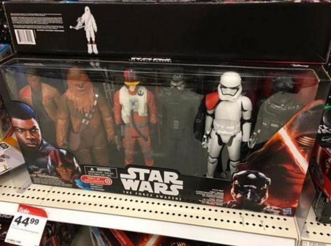 De här figurerna såldes i USA och ledde till stor debatt. Huvudkaraktären Rey saknas men Darth Vader finns med.