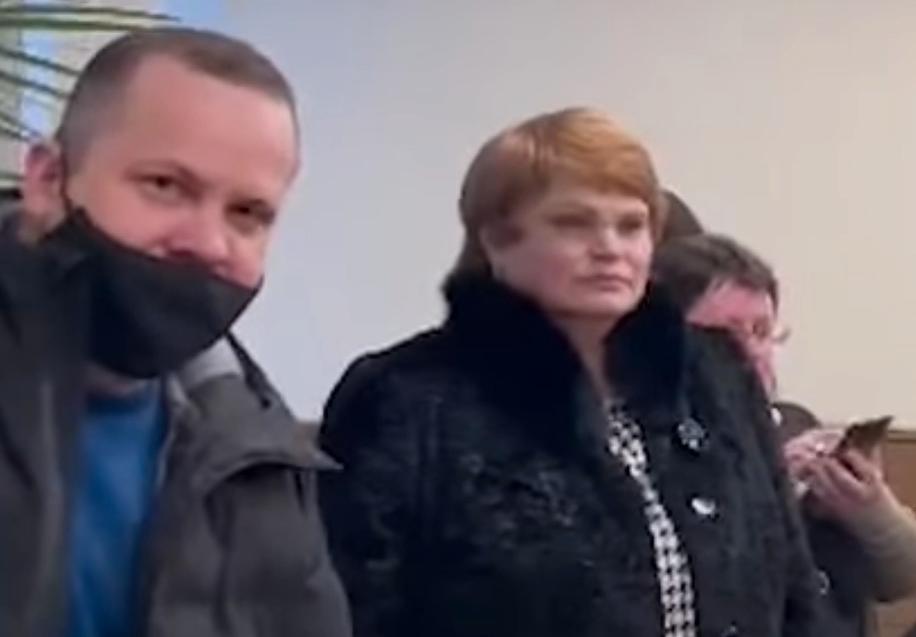 Sasjas föräldrar Jurij Zinkin och Tatjana Maksimova i domstolen.