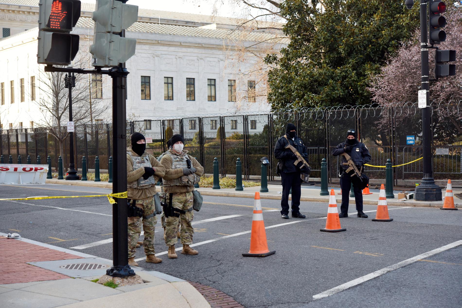 Nationalgardet på Washington DC:s gator. Säkerheten är stor utanför Kapitolium inför ceremonin under onsdagen där Joe Biden formellt svärs in som USA:s näste president.