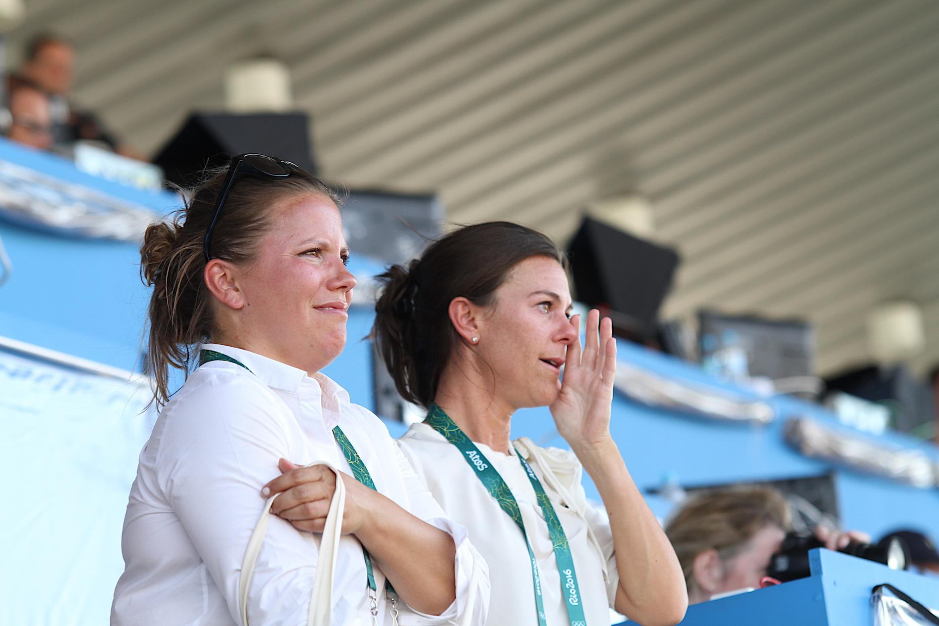 Charlotte Söderström (t h) i tårar på läktaren när hennes häst tog OS-silver.