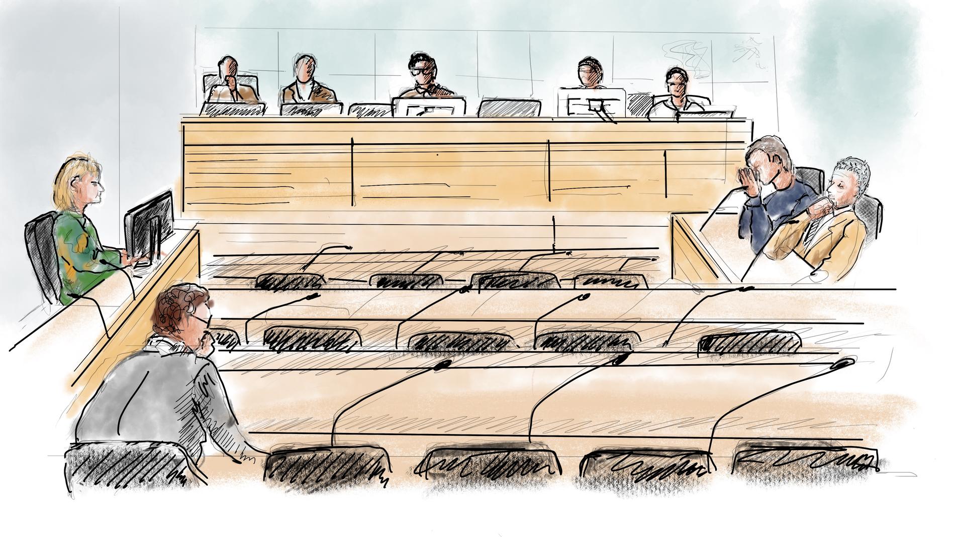 Teckning från första dagen av rättegången i Malmö tingsrätt om lärarmorden på Malmö latin. Den åtalade sitter till höger ihop med sin försvarsadvokat.
