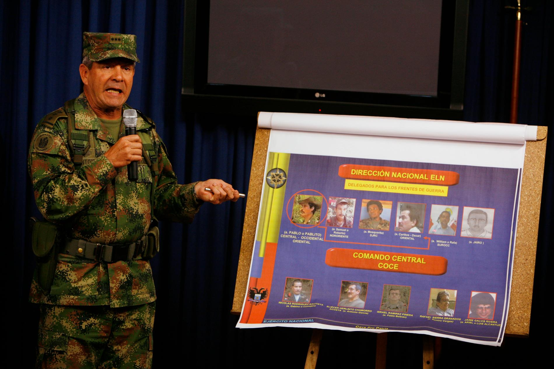 Colombias dåvarande överbefälhavare Mario Montoya leder en presskonferens 2008 om striden mot vänstergerillan ELN.
