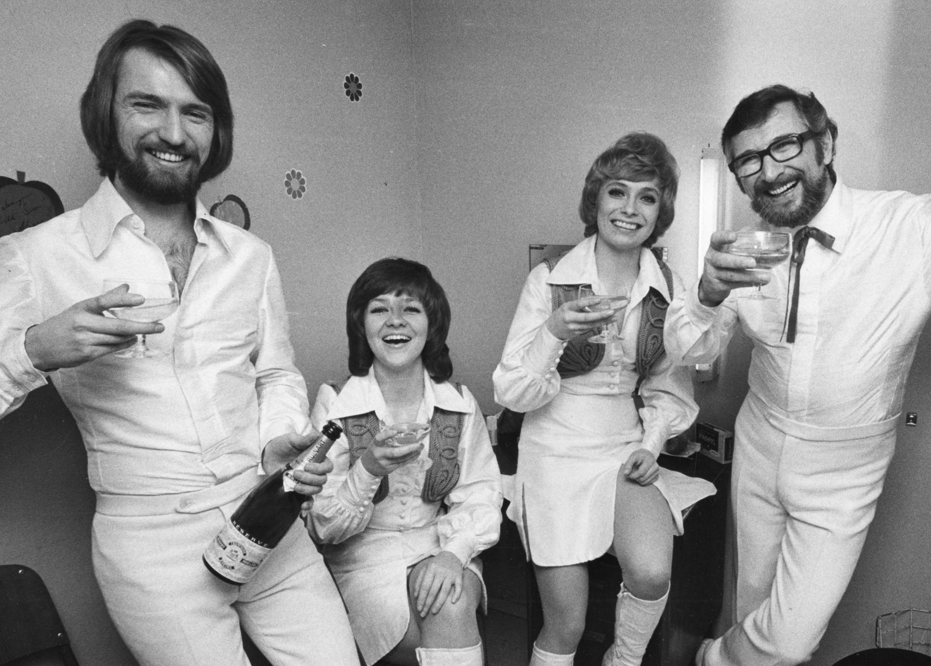 Medlemmarna i musikgruppen Family Four fr v: Pierre Isacsson, Agneta Munther, Marie Bergman och Berndt öst skålar i champagne efter att ha vunnit Melodifestivalen för andra året i rad med melodin "Härliga sommardag" 1972.