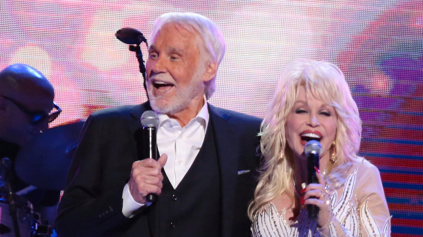 Dolly Parton gästade Kenny Rogers avskedskonsert 2017.