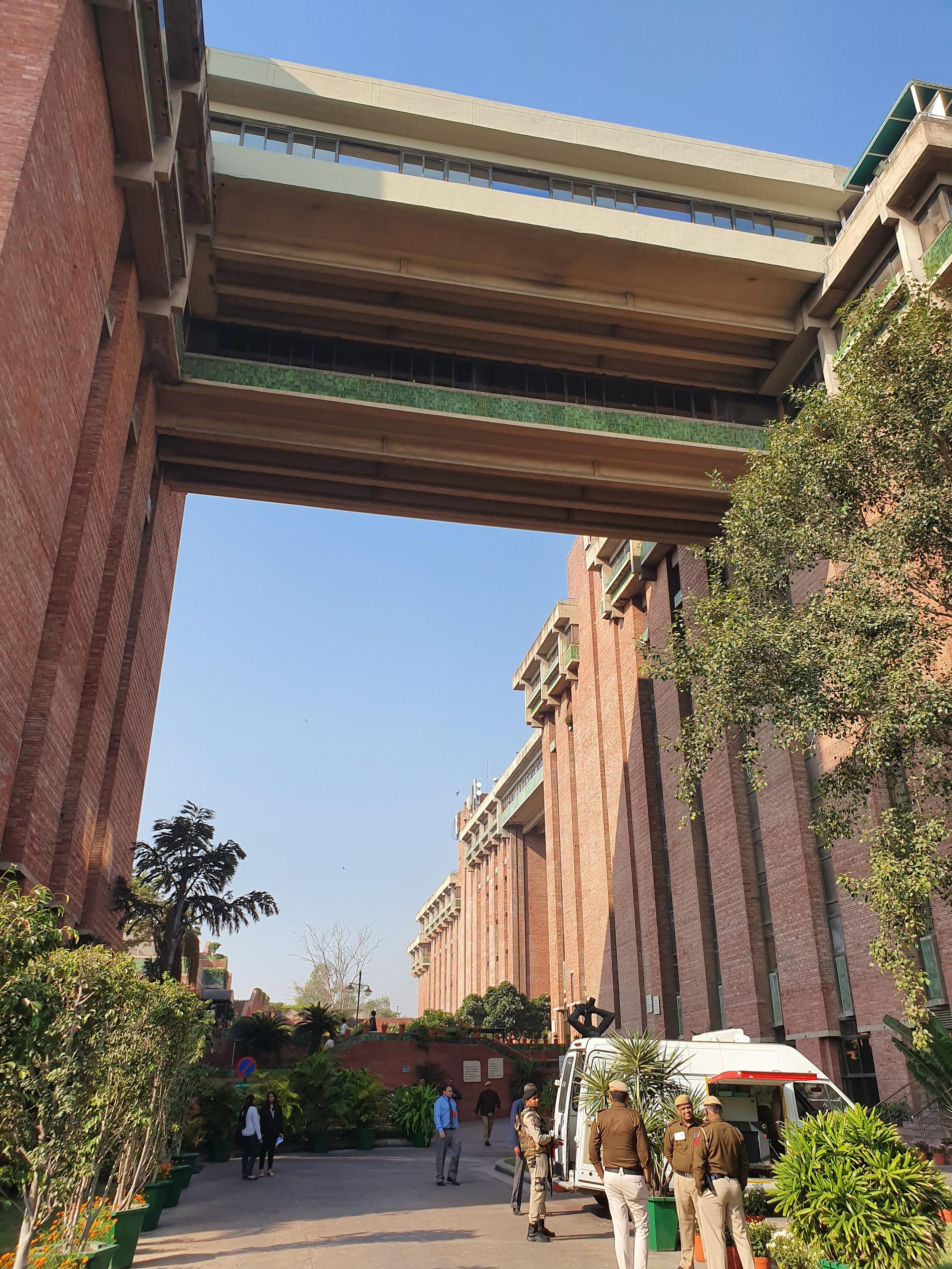 India Habitat Centre i New Delhi. Rundabortssamtalet med kungen hölls högst upp i huset på terrassen.