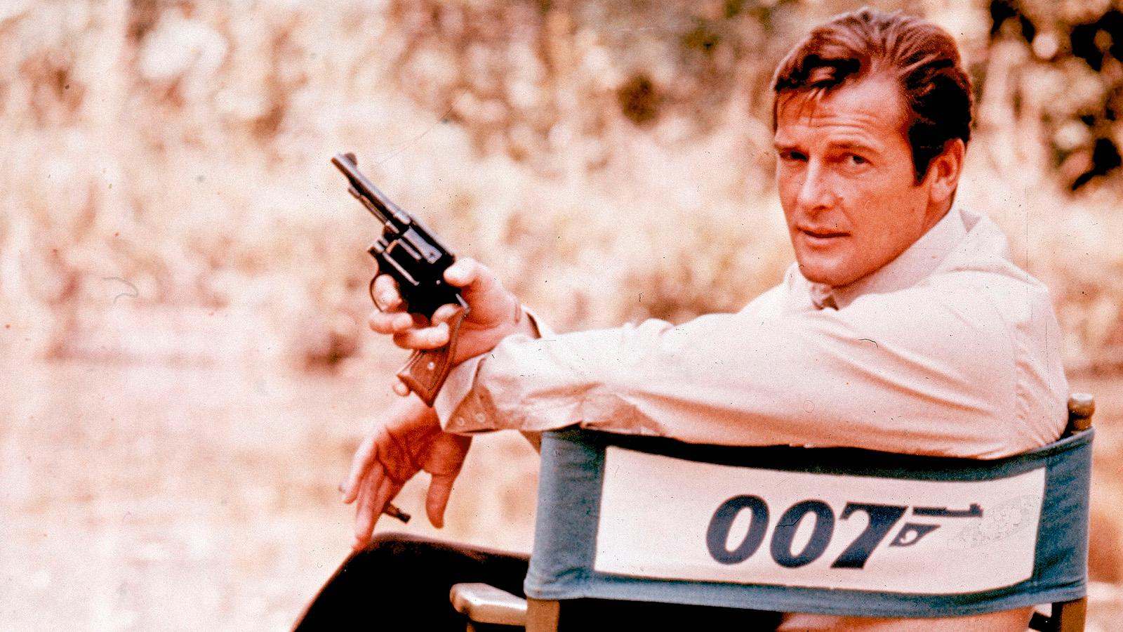 Roger Moore under inspelning av en James Bond-film 1972.