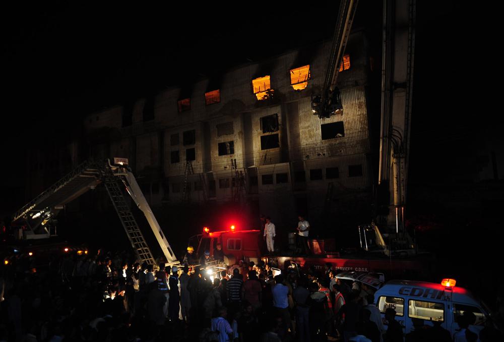 Klädfabriken i Karachi drabbades av den den största branden. Minst 110 människor har omkommit i eldsvådan.