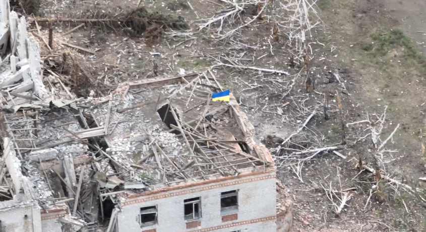 Ukrainas överbefälhavare Valerij Zalunzjnyj har publicerat bilden på den ukrainska flaggan i Robotyny på sin Telegram.