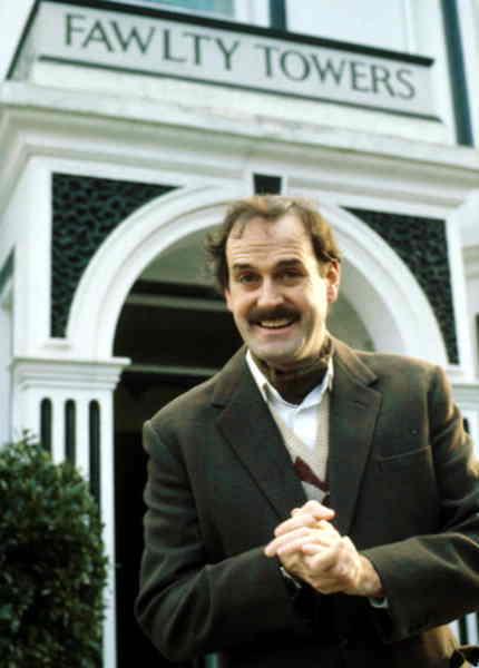 Under åren 1975-1979 hade John Cleese konstanta hotellproblem i serien ”Fawlty Towers” (”Pang i bygget”).