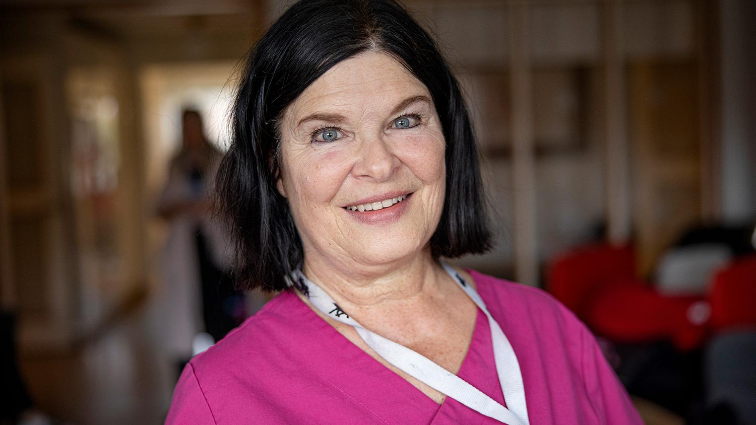 Karin Söderberg, 64, undersköterska på demensboendet Norrgläntan i Katrineholm, har tillsammans med sina kollegor skapat konst av återbruk.