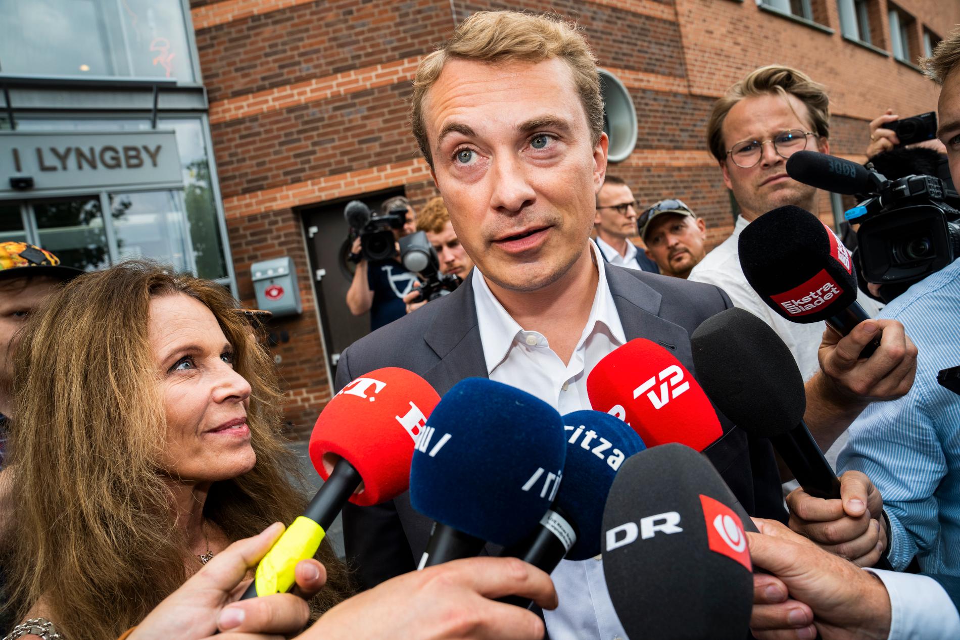 Morten Messerschmidt, 41, är ny partiledare för Dansk Folkeparti. Här syns han tillsammans med sin flickvän Dot Wessman, 63. Arkivbild.