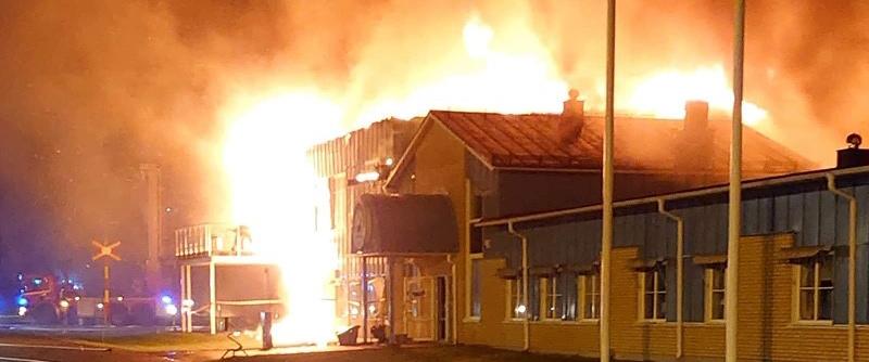 Ett viktigt meddelande till allmänheten gick ut till boende i närheten av fabriken. Bilden är från natten mot måndagen, då branden var som kraftigast.